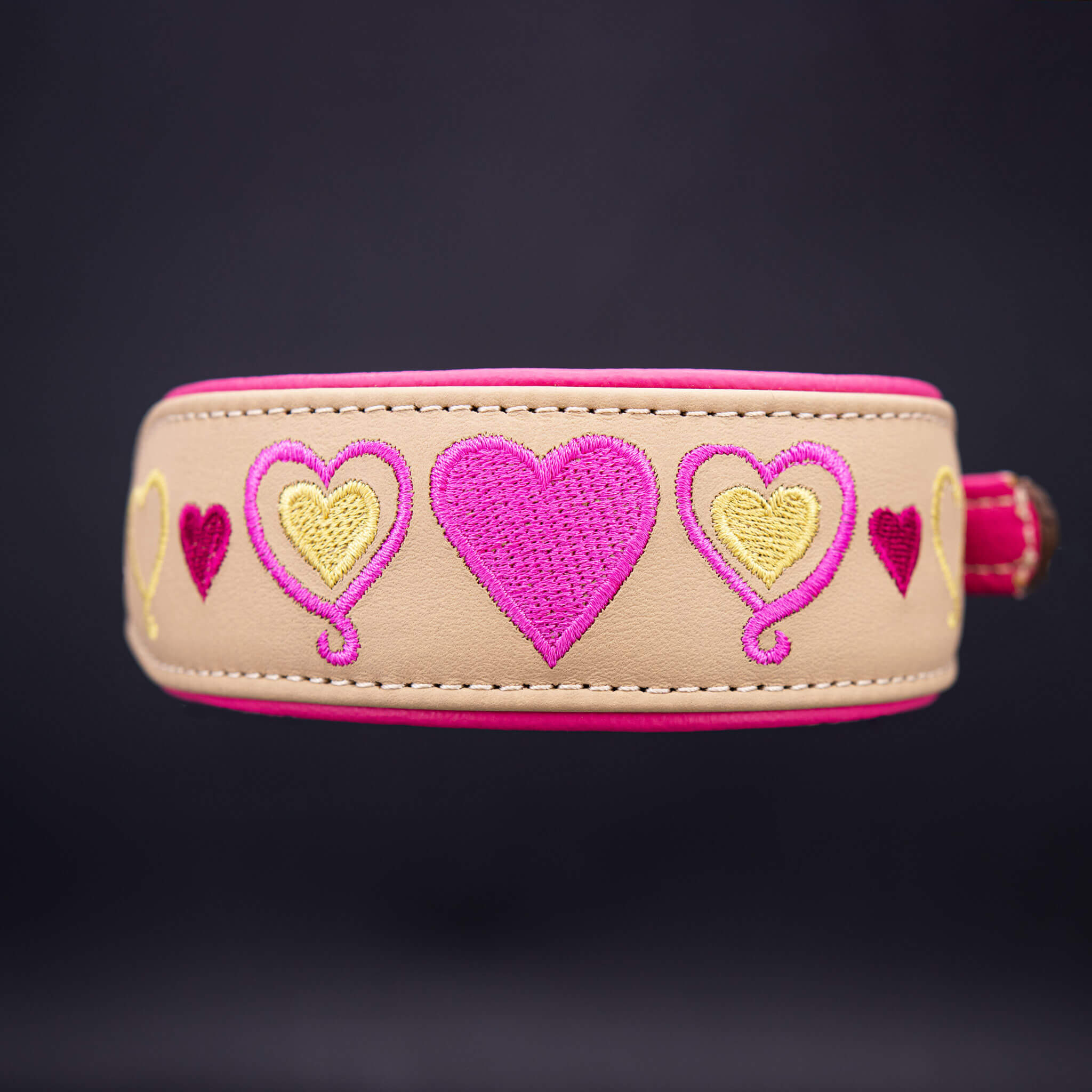 breites Hundehalsband Heartline aus sandfarbenem Leder mit pinker Bestickung Frontansicht