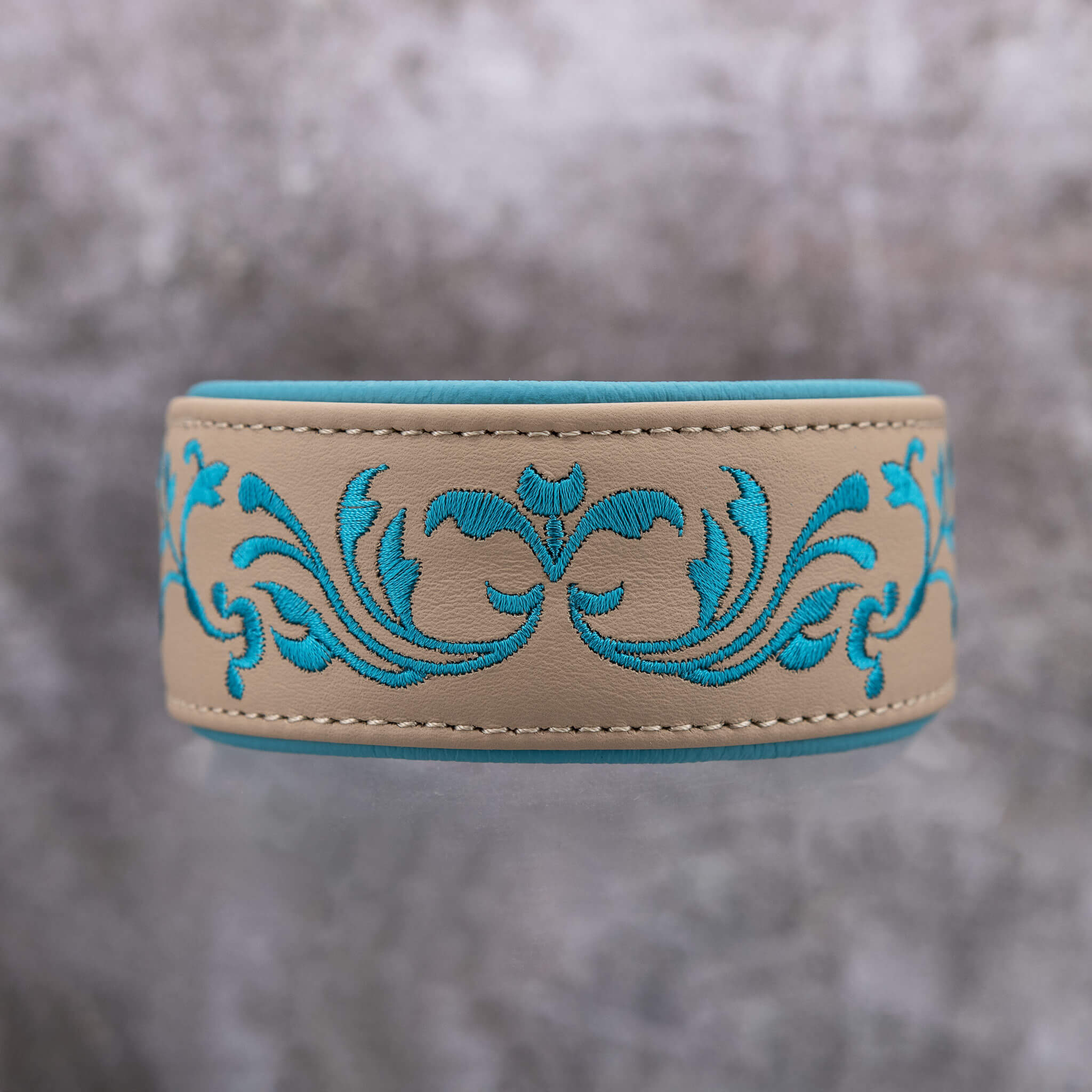 Detailansicht Ornamentstick türkis auf sandfarbenem Rindsnappa Halsband