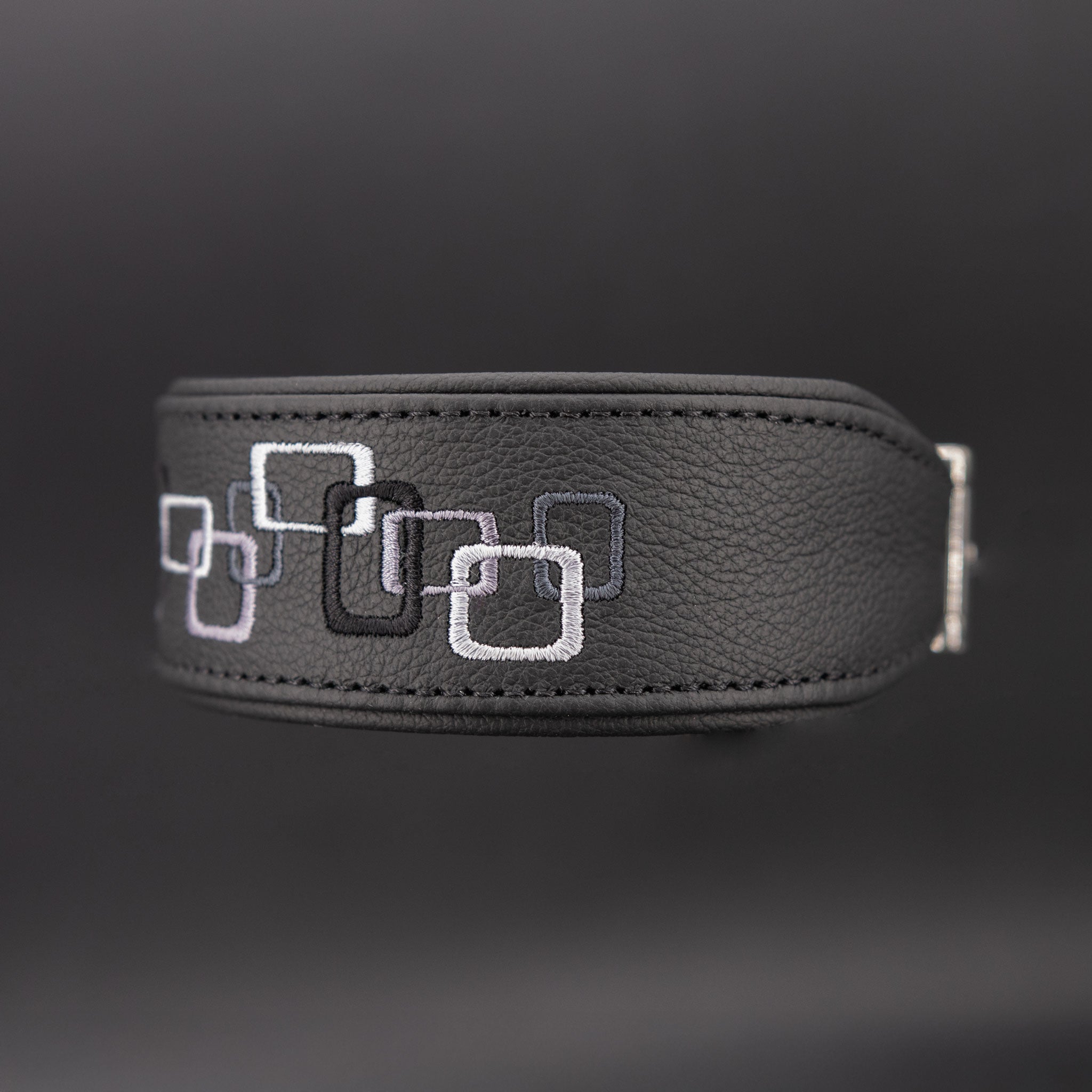 Breites Lederhalsband für Hunde in Schwarz mit grauer Würfelstickerei Seitenansicht
