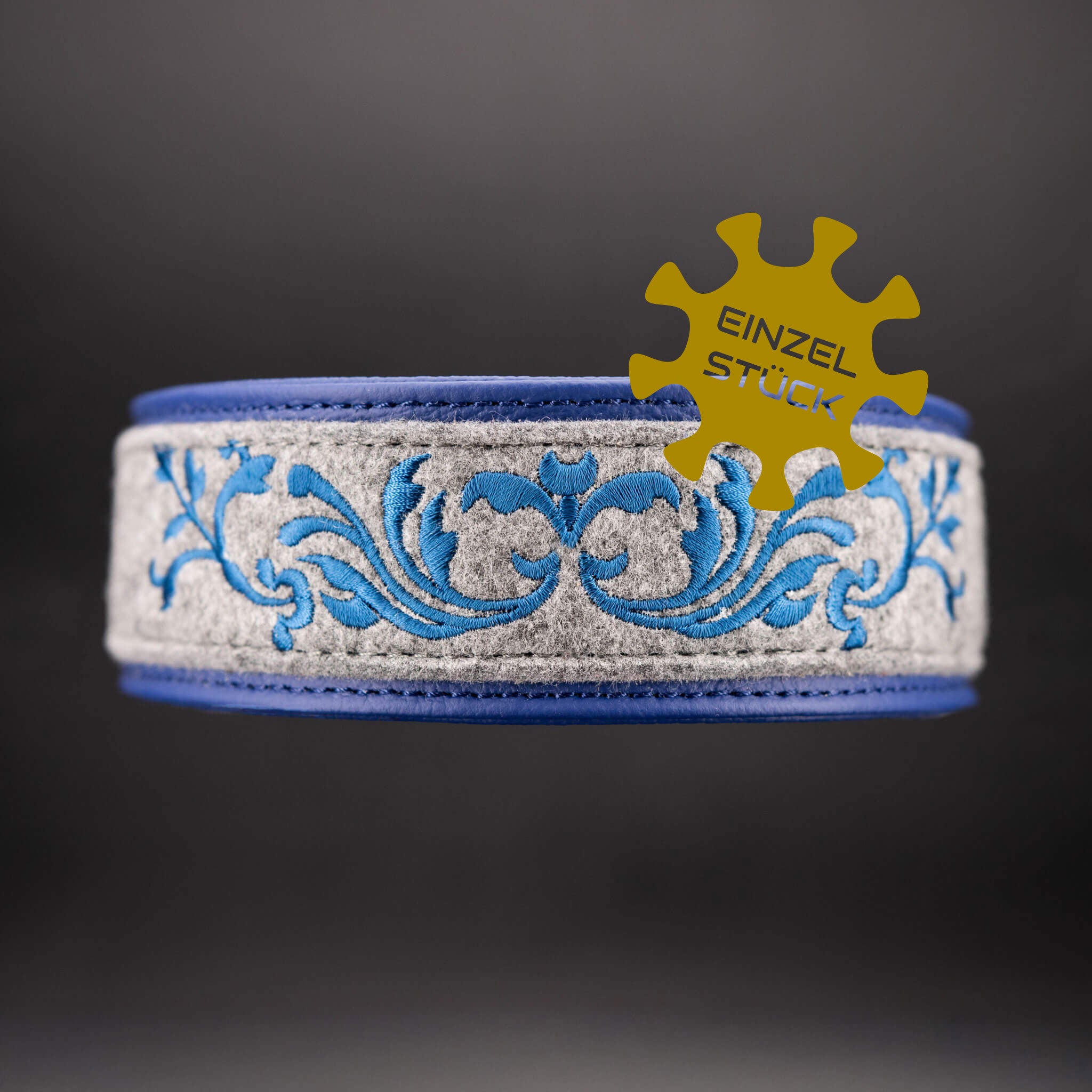 Blaues Leder-Hundehalsband mit grauer Ornament-Stickerei Frontansicht einzelstueck