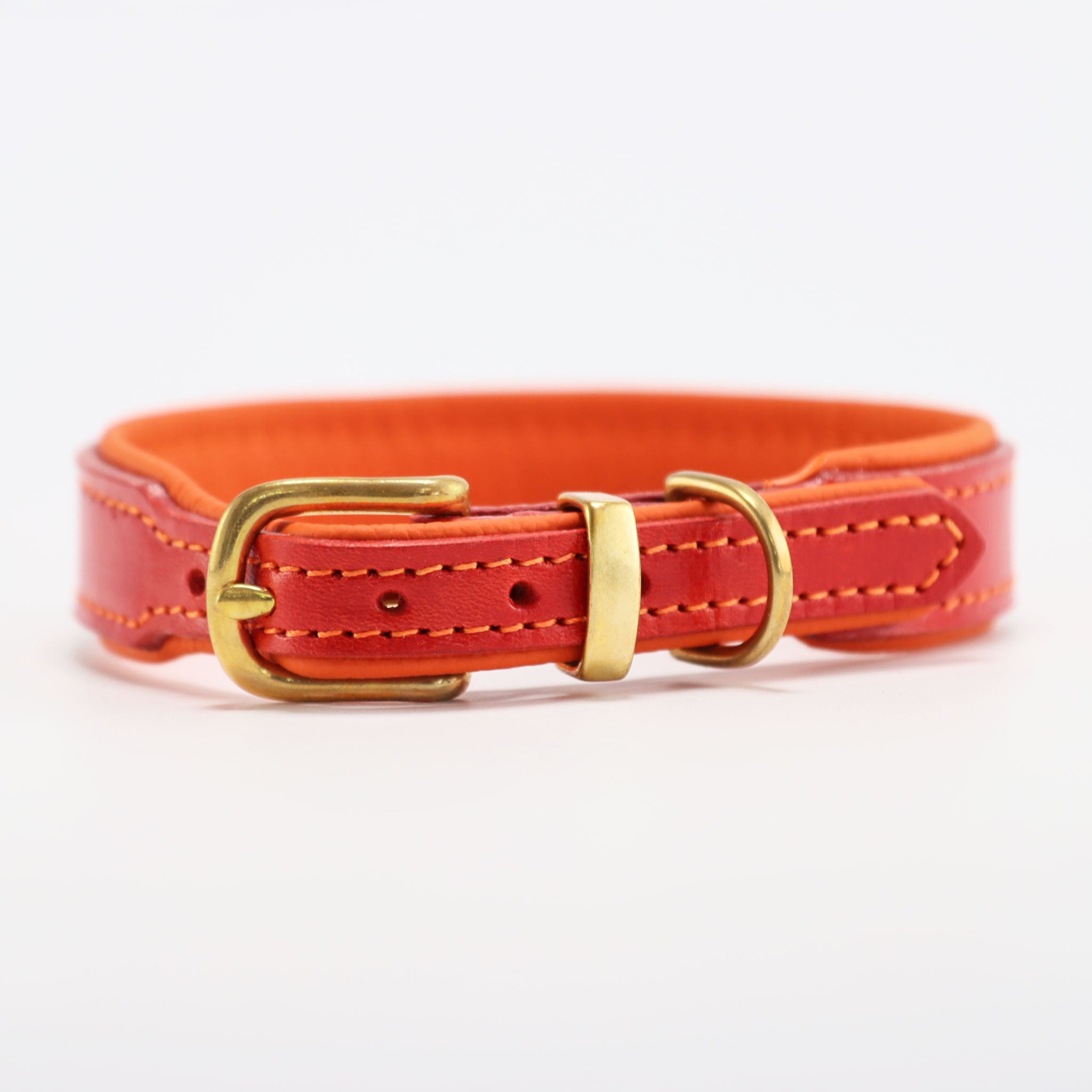 Detailaufnahme der goldenen Messing-Hardware und der präzisen Naht