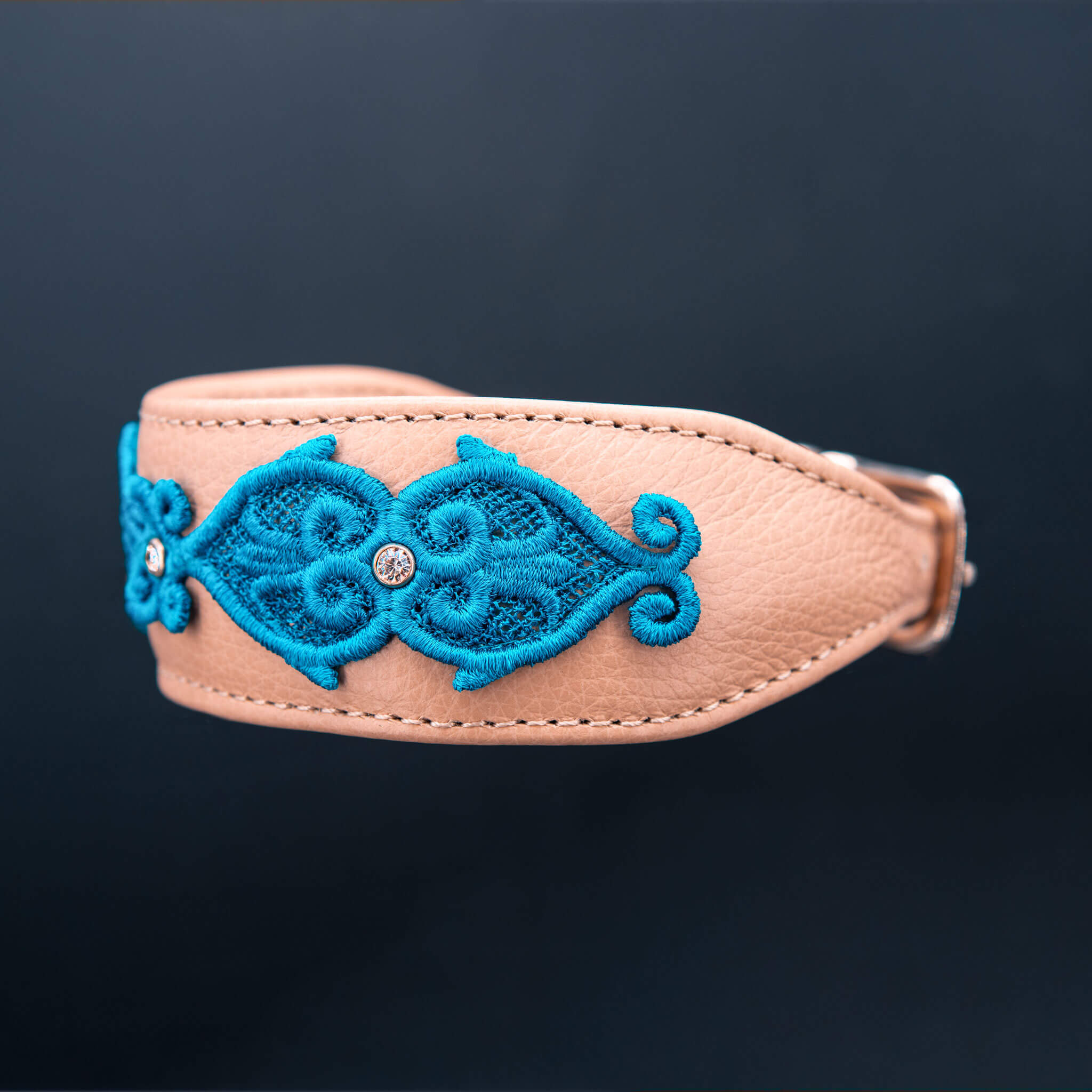 Handgefertigtes, gepolstertes Lederhalsband mit Verjüngung zum Verschluss hin