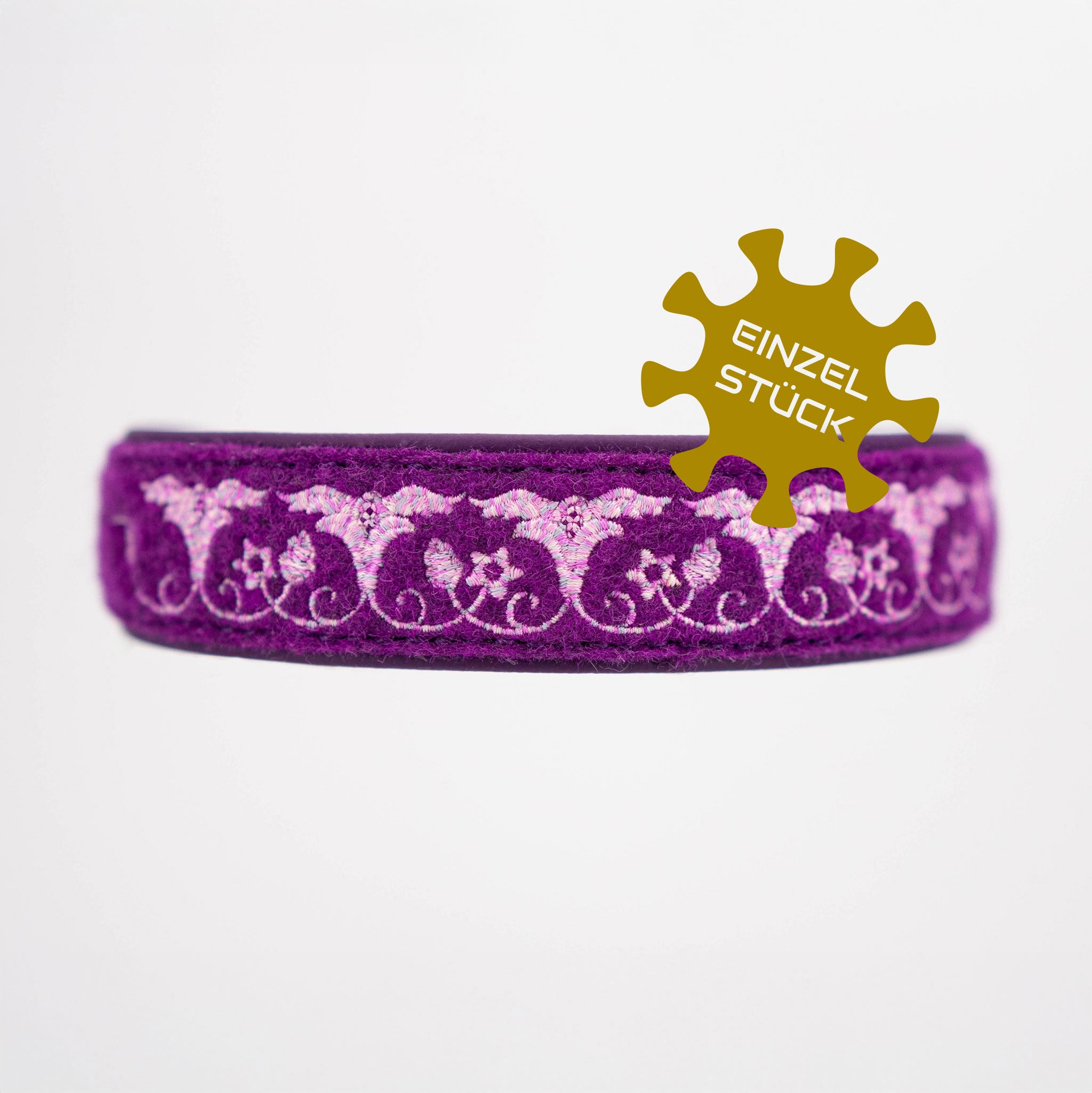 Besticktes Hundehalsband Sari-Stick aus lila Wollfilz mit Blumenmuster einzelstueck