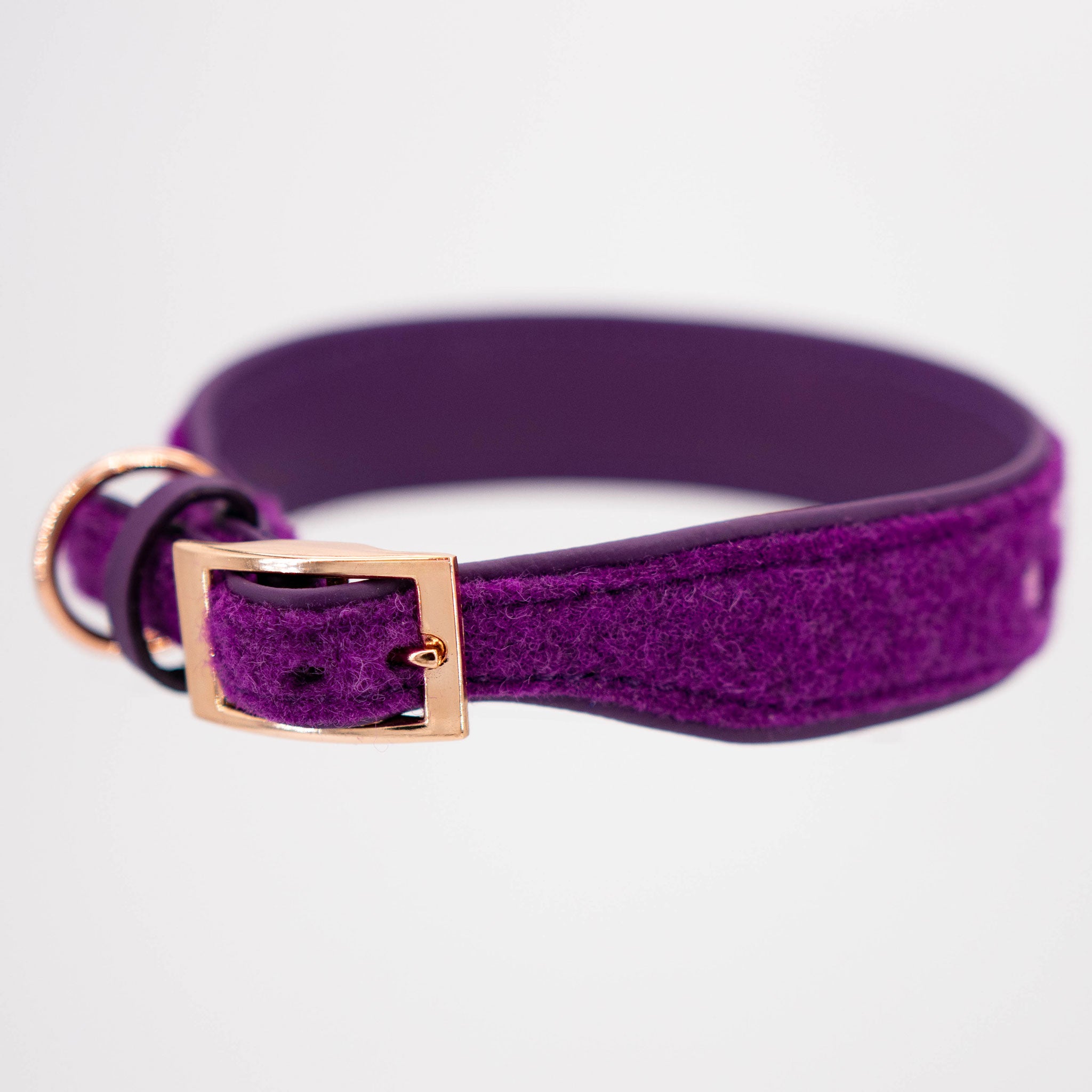 Detailaufnahme der rosé goldenen Schnalle am lila Wollfilz-Hundehalsband