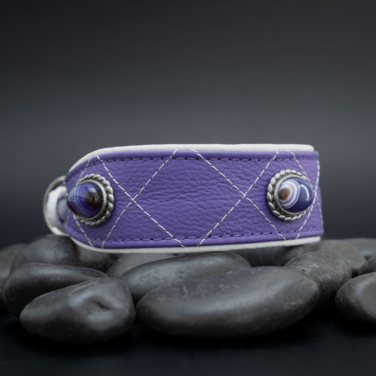 Perspektivische Ansicht des lilafarbenen Hundehalsbandes mit drei Streifenachat-Cabochons