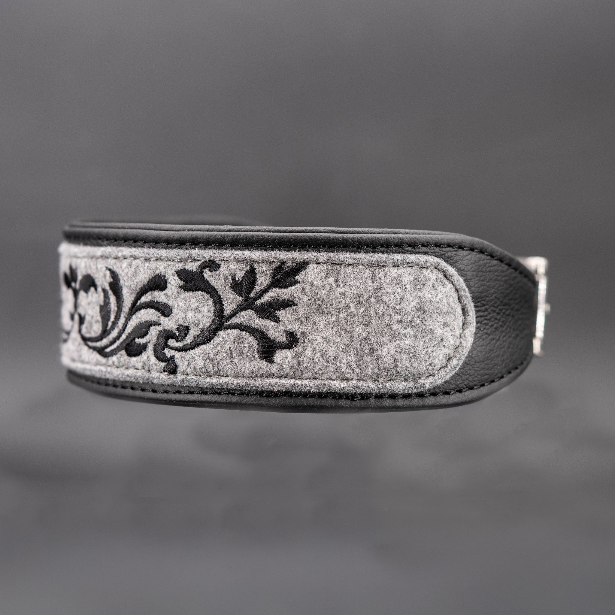 Handgefertigtes Halsband für große Hunde mit schwarzer Stickerei auf grauem Filz