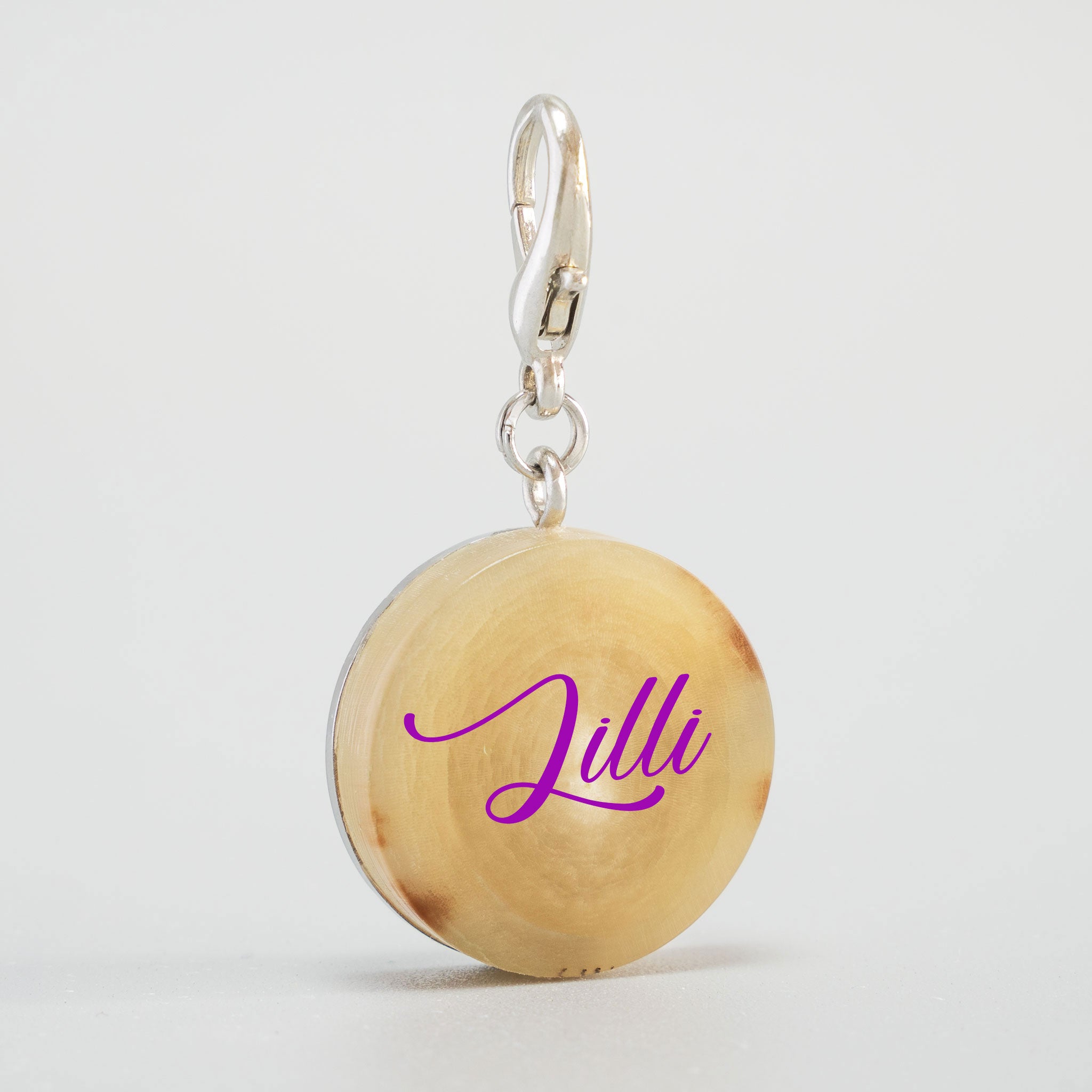 Personalisierte Hundemarke aus naturfarbenem Büffelhorn mit lila Namensgravur und silbernem Karabiner