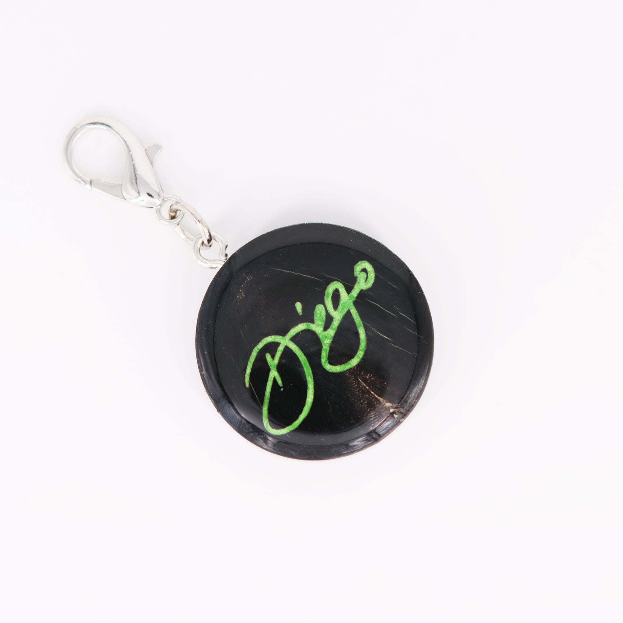 Personalisierte Hundemarke aus schwarzem Büffelhorn mit grüner Namensgravur Diego und silbernem Karabiner