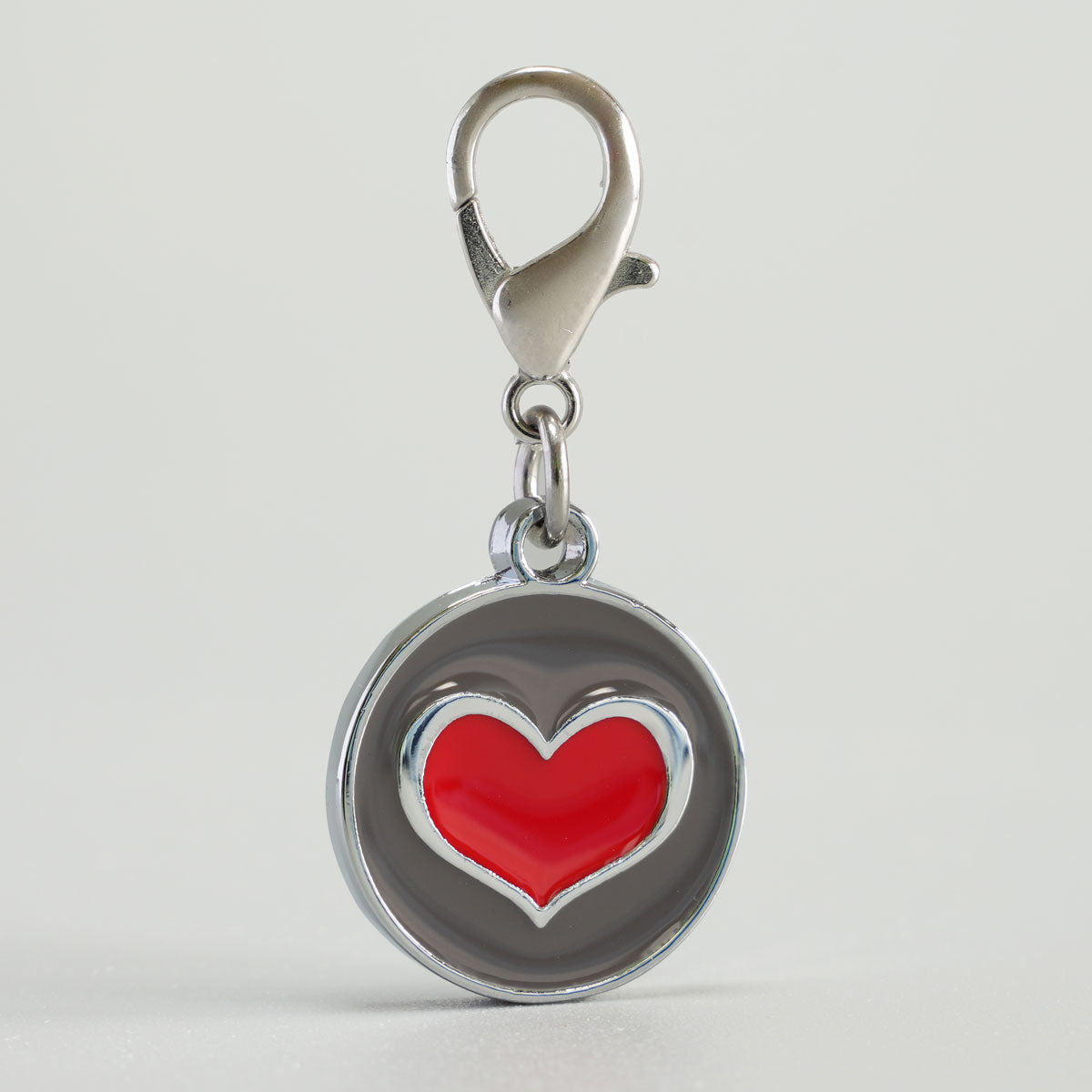 Herzförmige Hundemarke emailliert in Rot und Grau