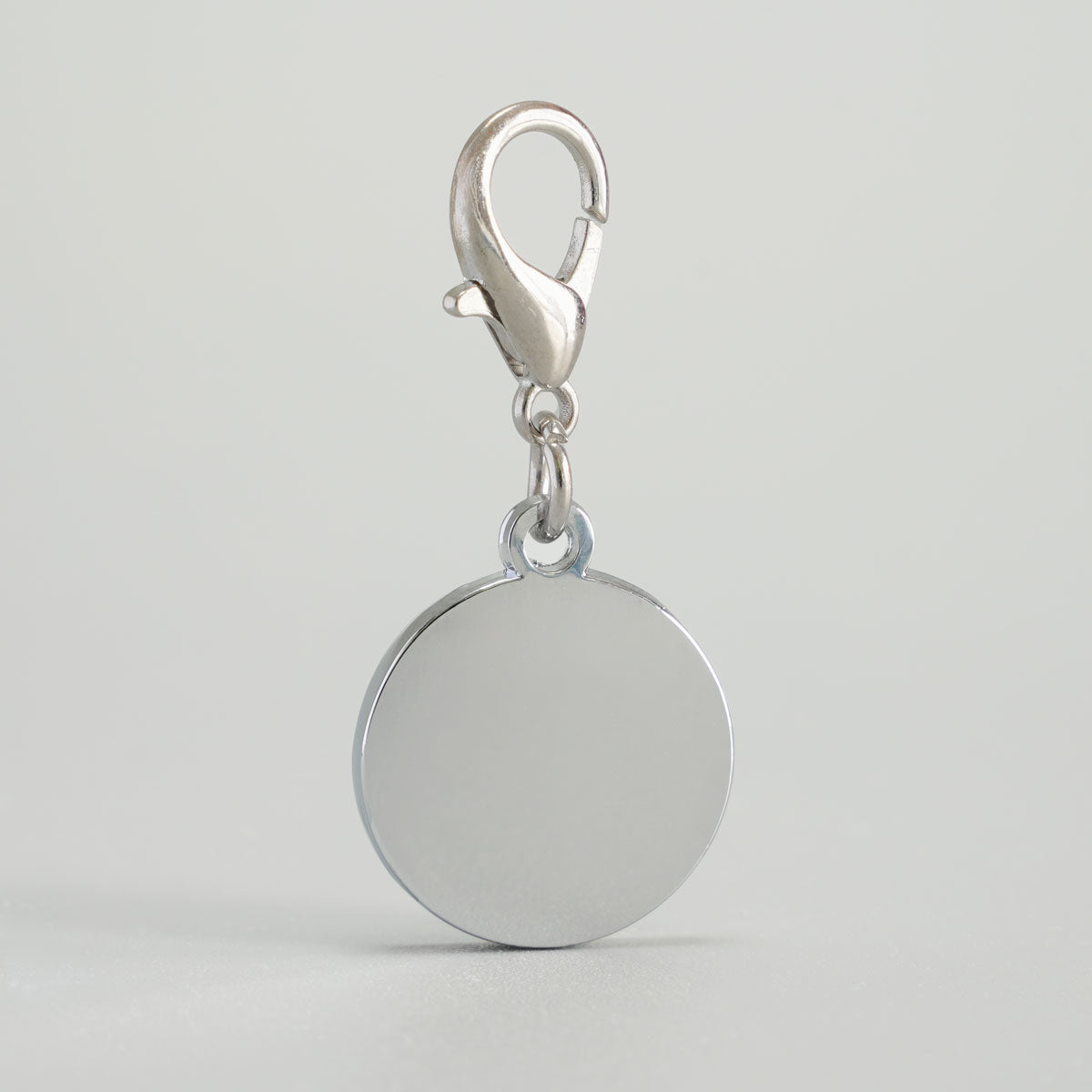 Rückseite einer emaillierten Herz-Hundemarke