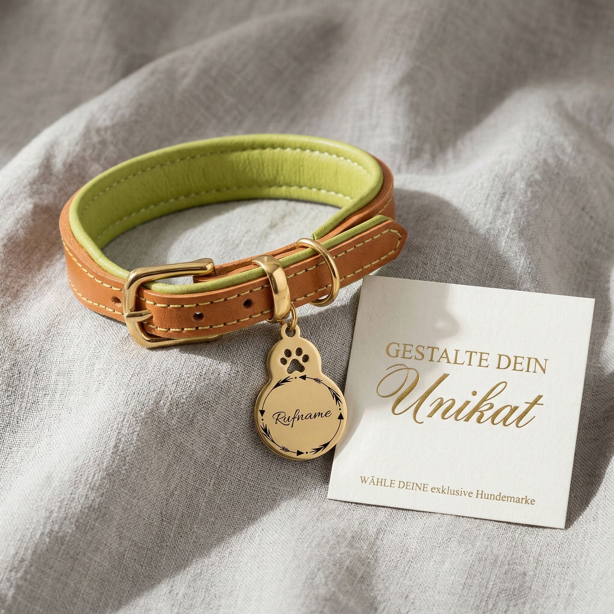 Personalisierbare Hundemarke Kalebasse Gold an braun-grünem Lederhalsband