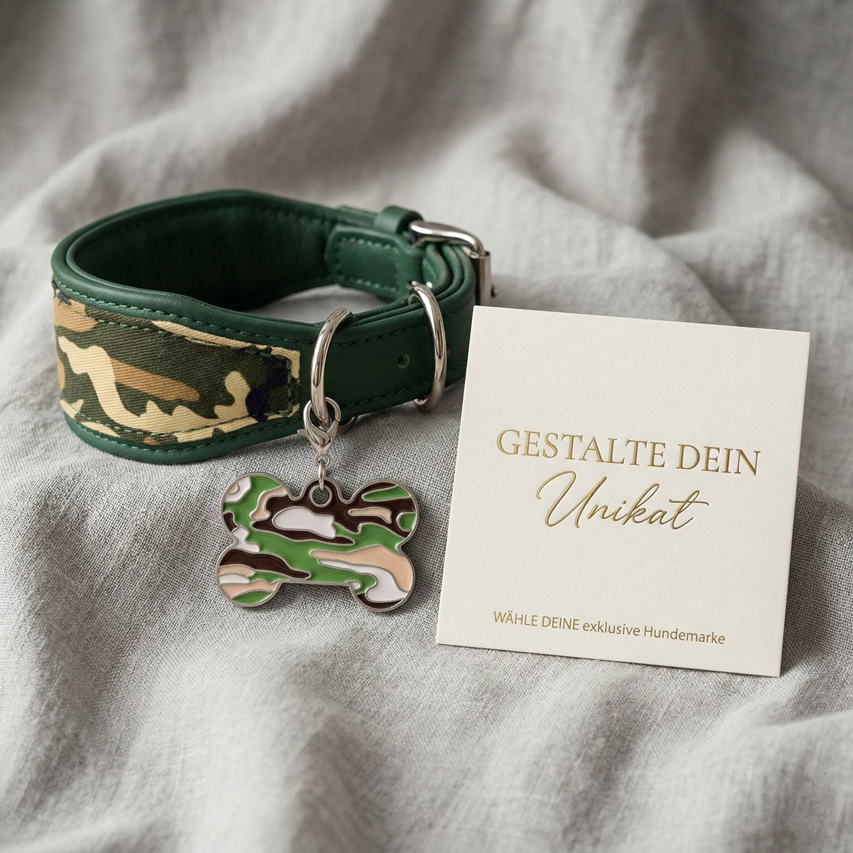 Grüne Camouflage Hundemarke Knochen 40x30mm mit individueller Gravur am Hundehalsband – handmade4dogs Produktkonfigurator für personalisierte Tiermarken