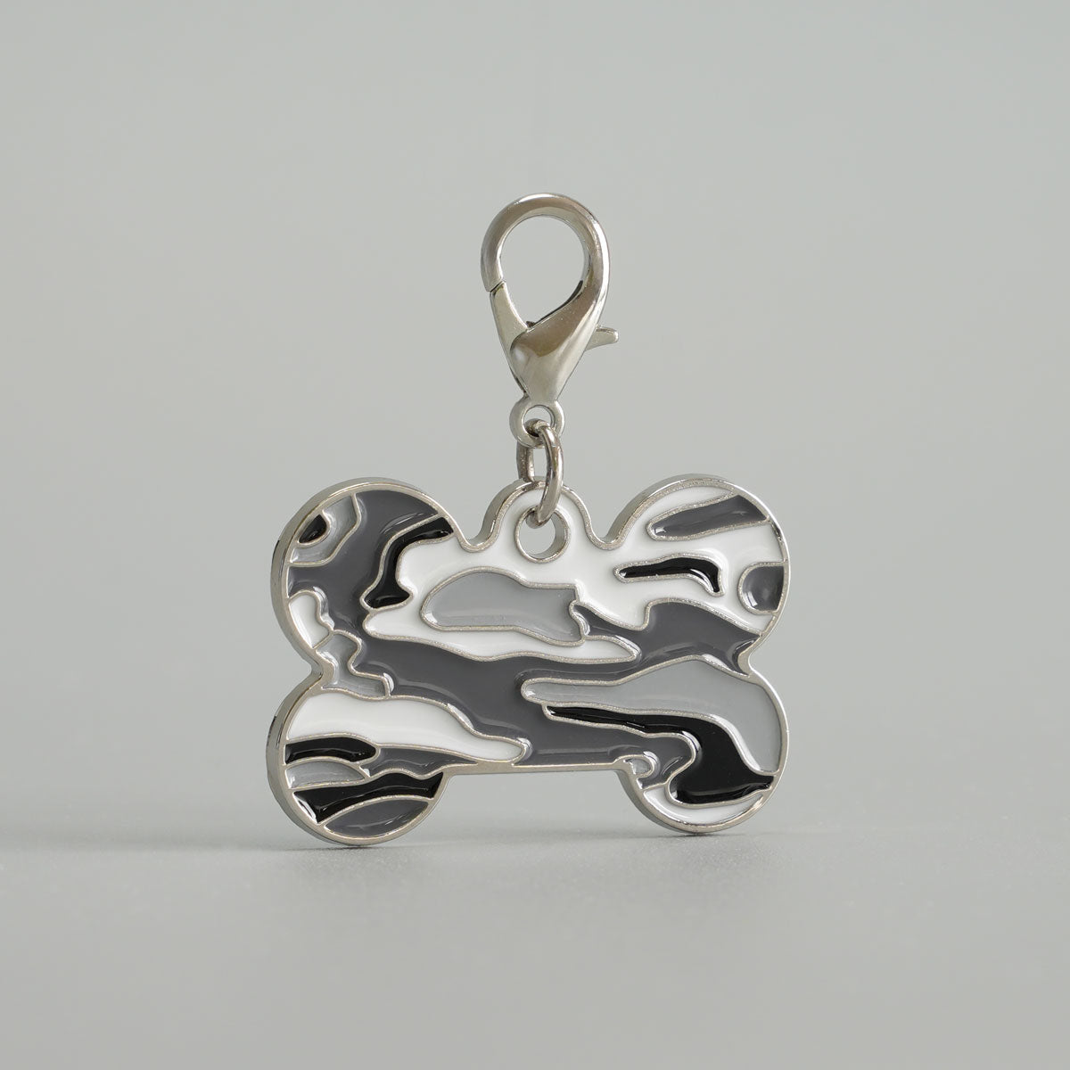 Schwarze Camouflage Hundemarke Knochen 40x30mm – handmade4dogs Produktkonfigurator für personalisierte Tiermarken