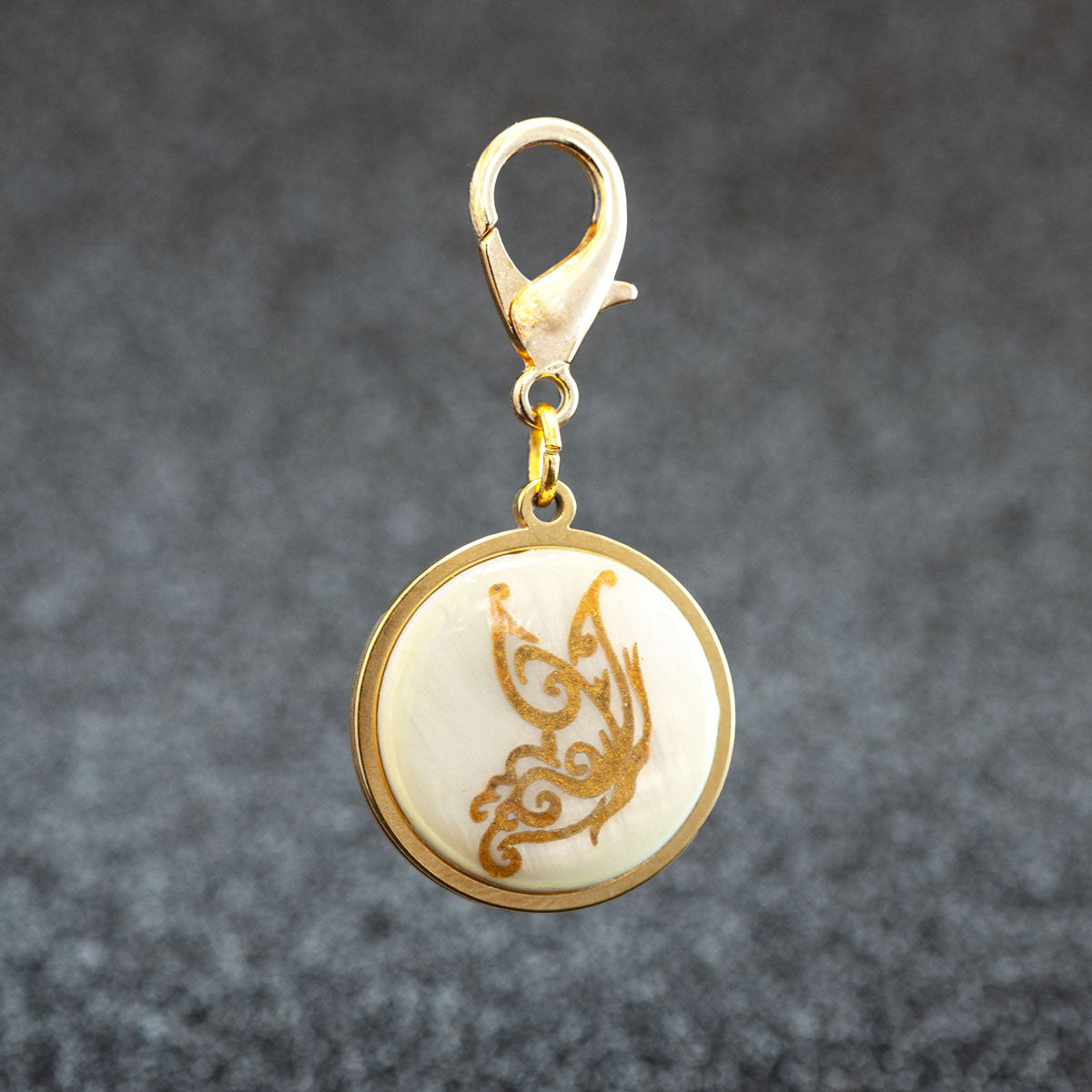 Luxuriöse Hundemarke aus Edelstahl und Muschel mit eingraviertem Schmetterling in Gold-Optik