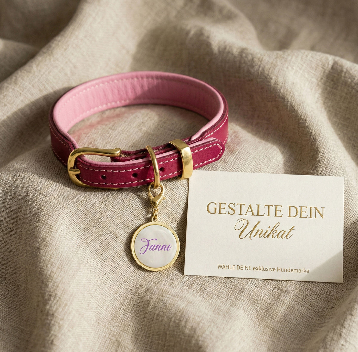 Personalisierte Hundemarke aus weißer Muschel in goldener Edelstahl-Lünette an einem magenta und pinkfarbenem Riemenhalsband.