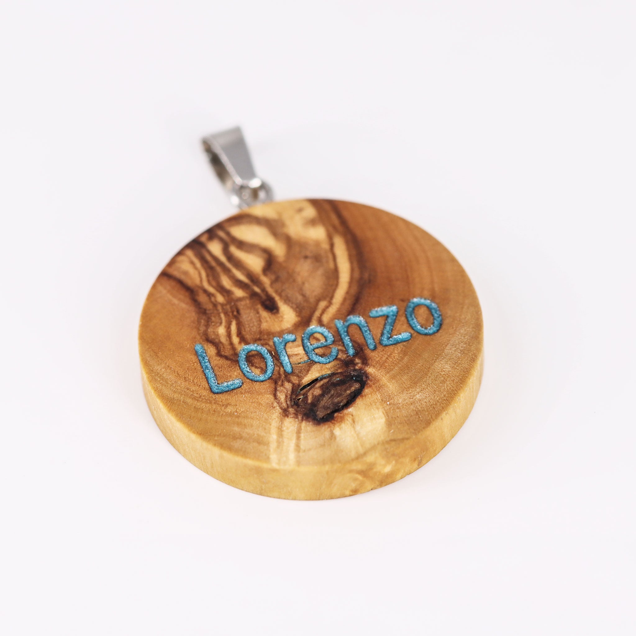 Detailansicht der Olivenholz-Hundemarke „Lorenzo“ mit blauem Epoxy-Inlay 