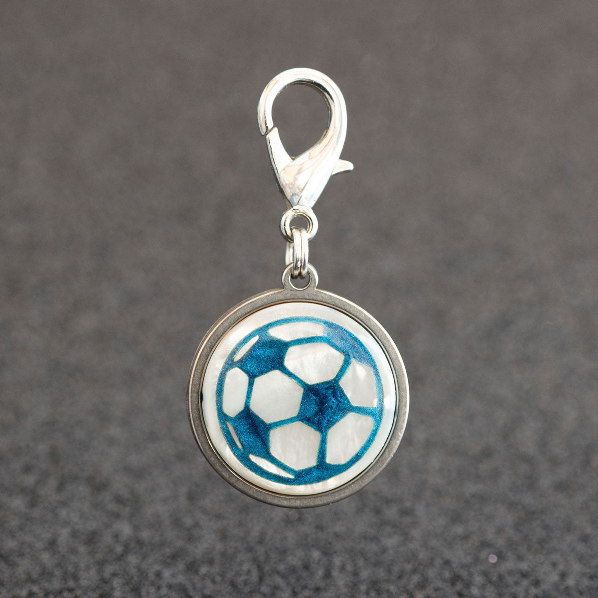 elegante Muschel Hundemarke mit graviertem Fußball in silber-optik