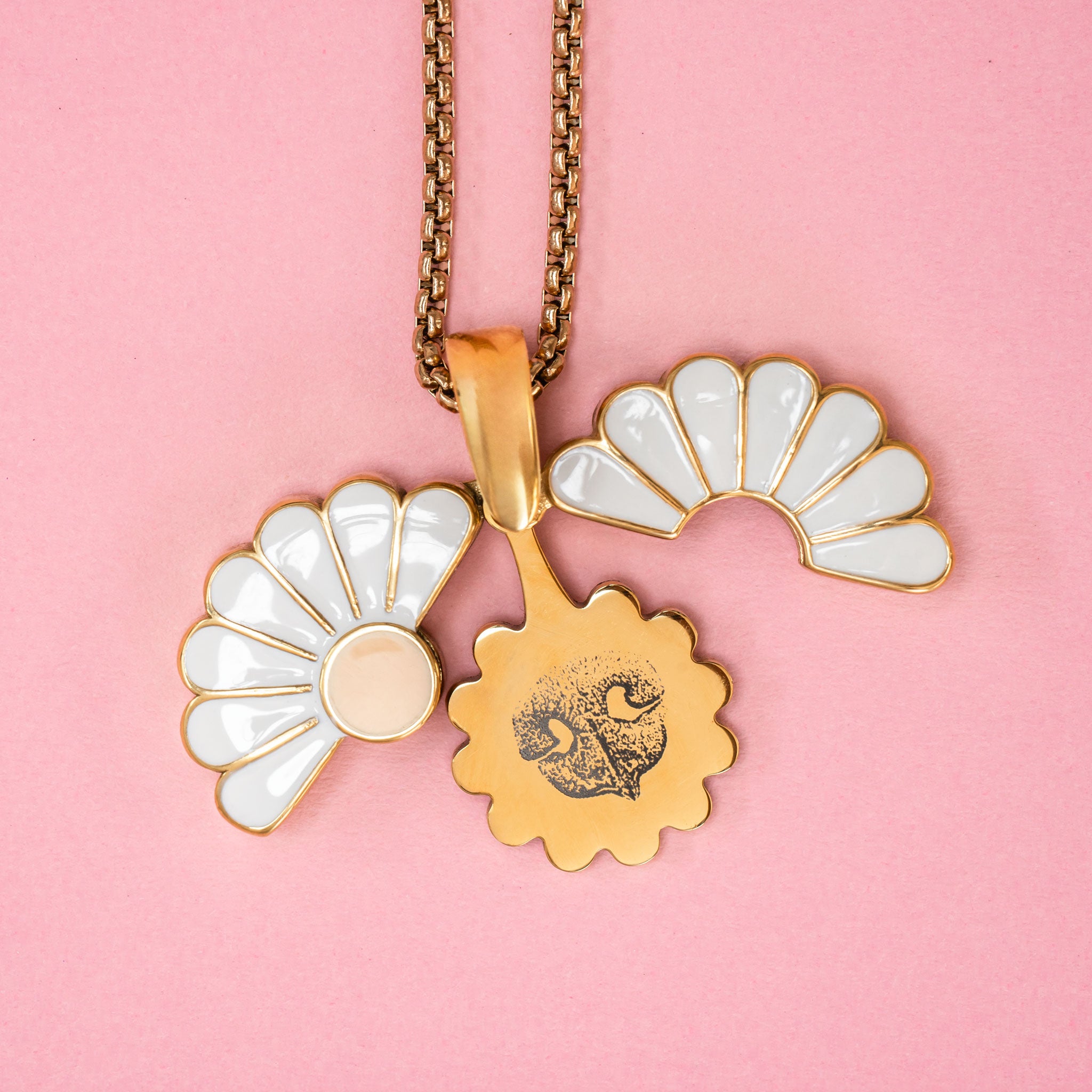 Goldenes Margeriten Medaillon mit graviertem Nasenabdruck eines Hundes