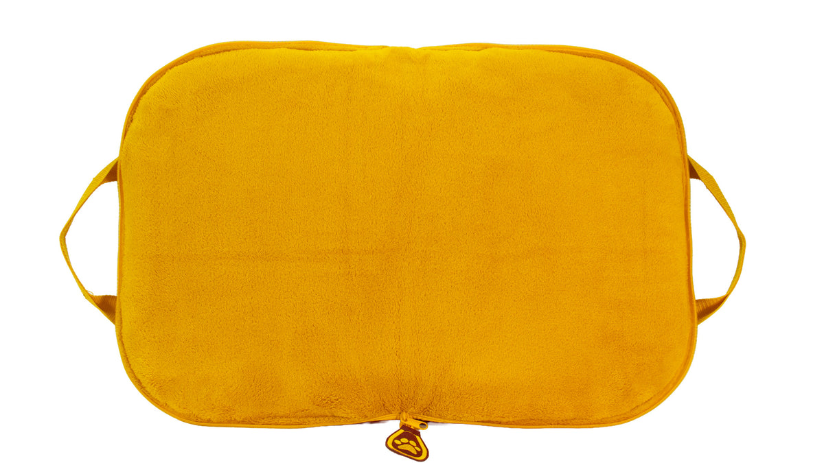 Geöffnetes Dog Bed To Go Hundereisebett mit sonnengelber Microfaser-Liegefläche, 4 cm Polsterung und passender gelber Einfassung.