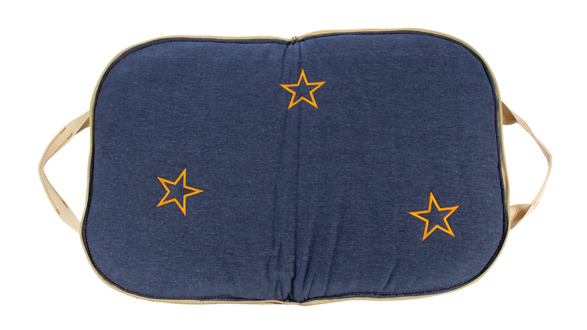 Geöffnetes Dog Bed To Go Hundereisebett mit dunkelblauer Denim-Liegefläche, drei orangefarbenen Sternenstickereien und sandfarbener Einfassung.
