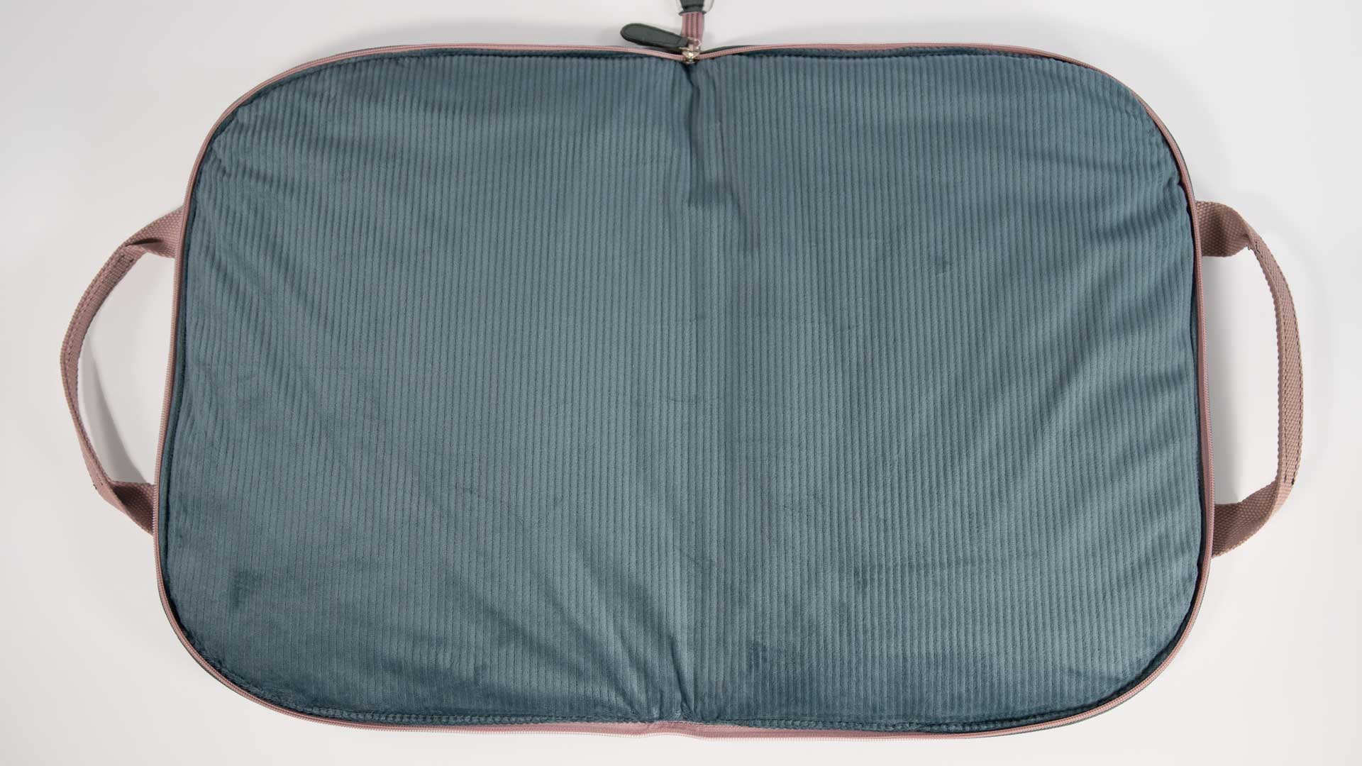 Geöffnetes Hundereisebett Dog Bed To Go AquaGreen mit petrolfarbener Cord-Liegefläche