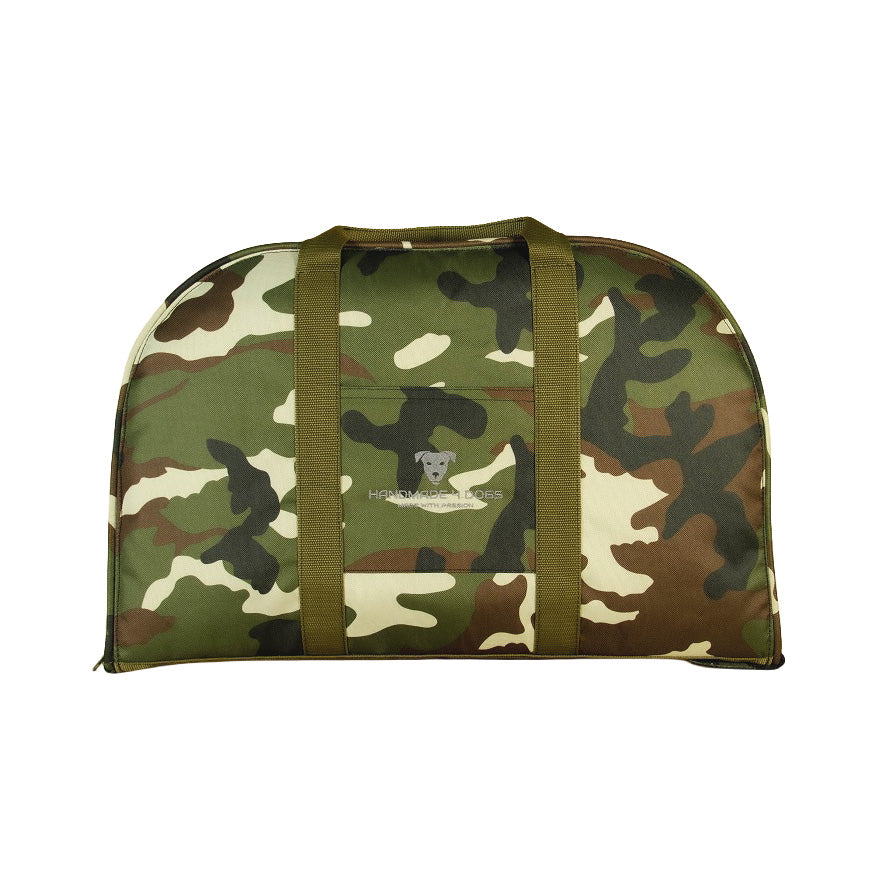 Geschlossenes Dog Bed To Go Hundereisebett mit grün-braunem Camouflage-Muster, olivfarbenen Tragegurten und Fronttasche von handmade4dogs.