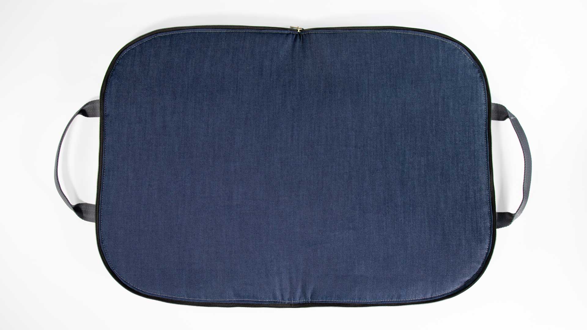 Draufsicht auf die dunkelblaue Denim-Liegefläche des geöffneten Hundereisebetts