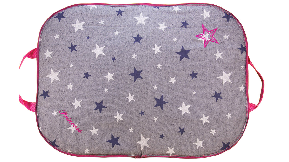 Geöffnetes Dog Bed To Go Hundereisebett mit jeansfarbener Liegefläche, Sternendekor und pinker Einfassung.