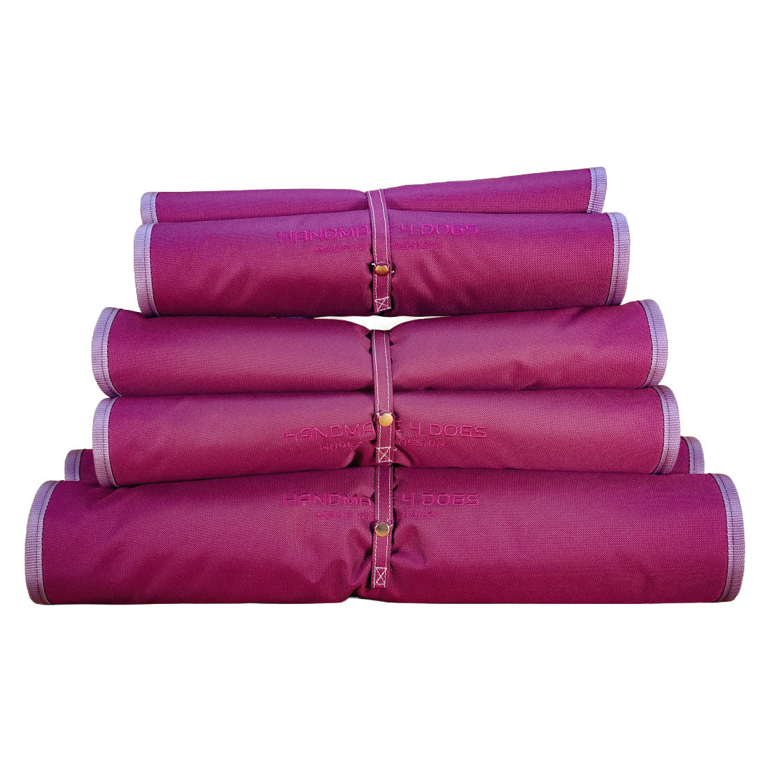 Dog Bed To Go LIGHT Hundereisebett in Brombeere, gerollt und in mehreren Größen dargestellt, mit altrosa Einfassung von handmade4dogs.
