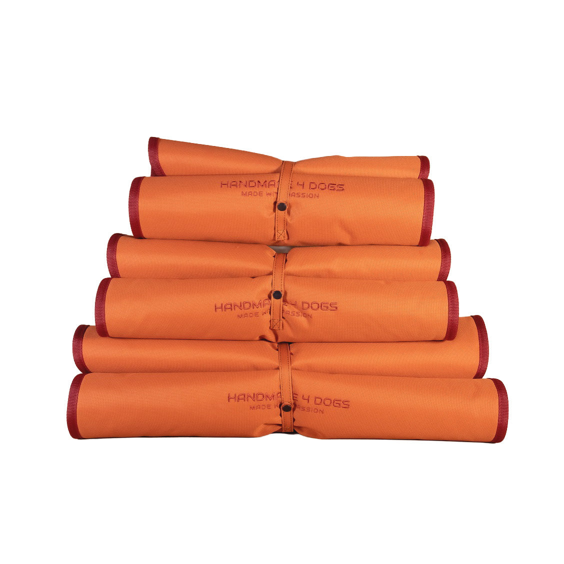 Dog Bed To Go LIGHT Hundereisebett in Orange, gerollt und in mehreren Größen dargestellt, mit bordeauxfarbener Einfassung von handmade4dogs.
