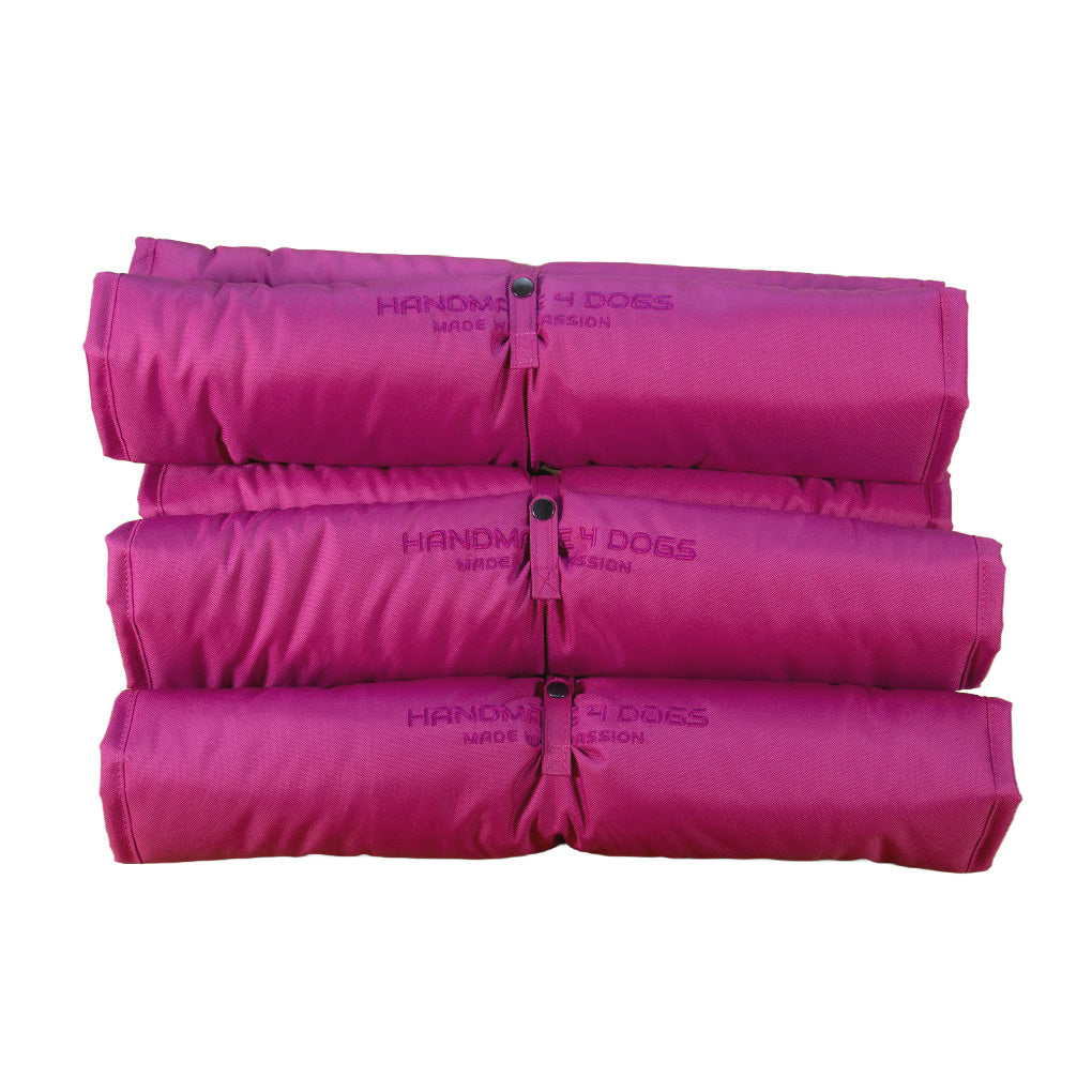 Dog Bed To Go LIGHT Hundereisebett in Pink, gerollt und in mehreren Größen dargestellt, von handmade4dogs.