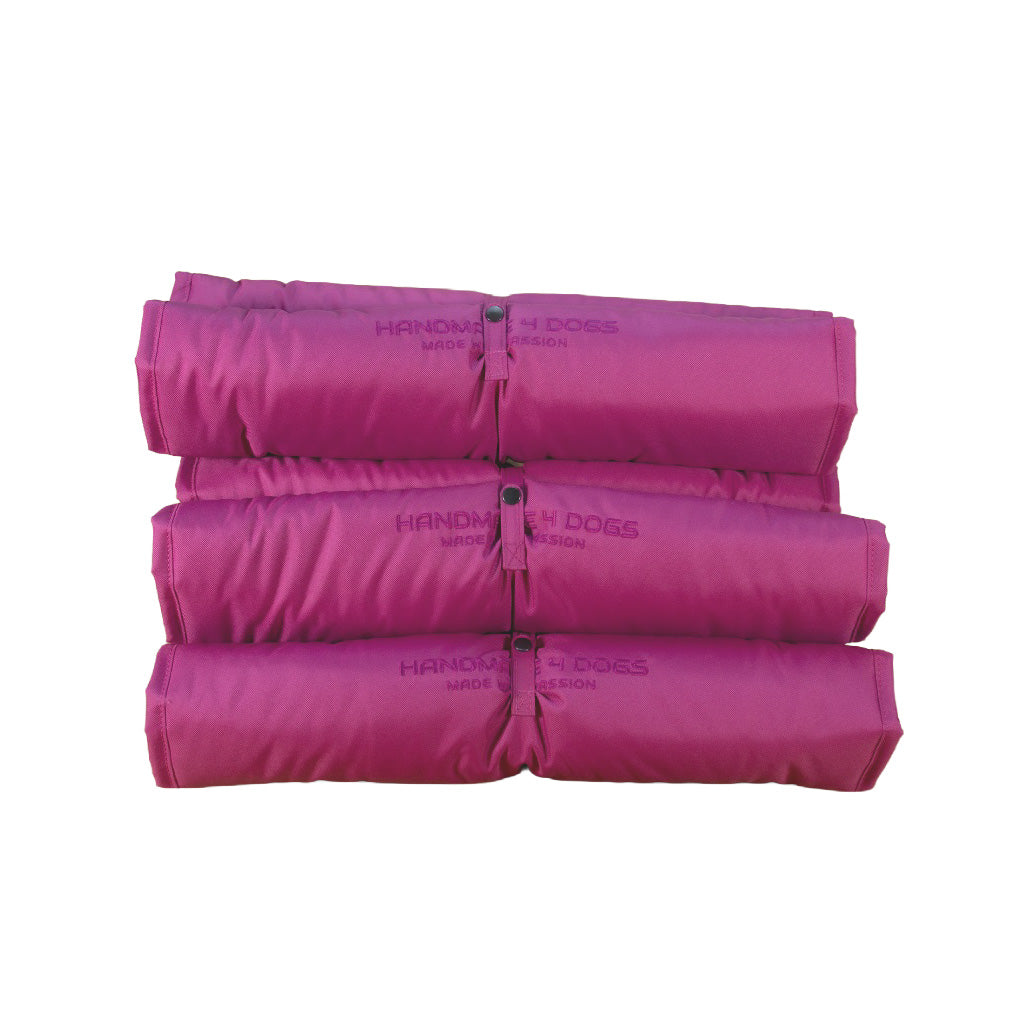 Gerolltes Dog Bed To Go LIGHT Hundereisebett in Pink mit handmade4dogs Logo.