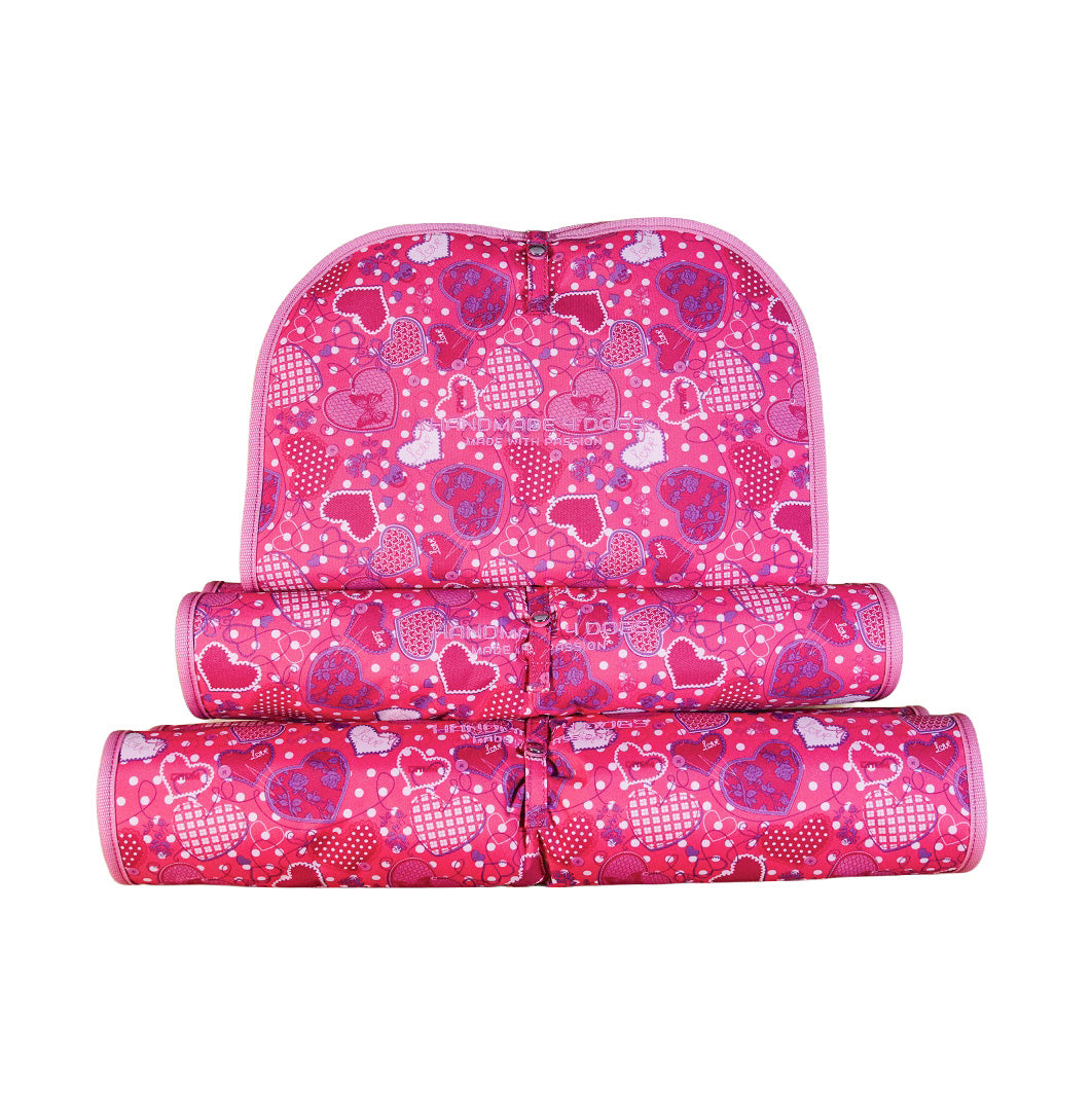 Dog Bed To Go LIGHT Hundereisebett mit pinkem Herzdesign, gerollt und in mehreren Größen dargestellt, von handmade4dogs.