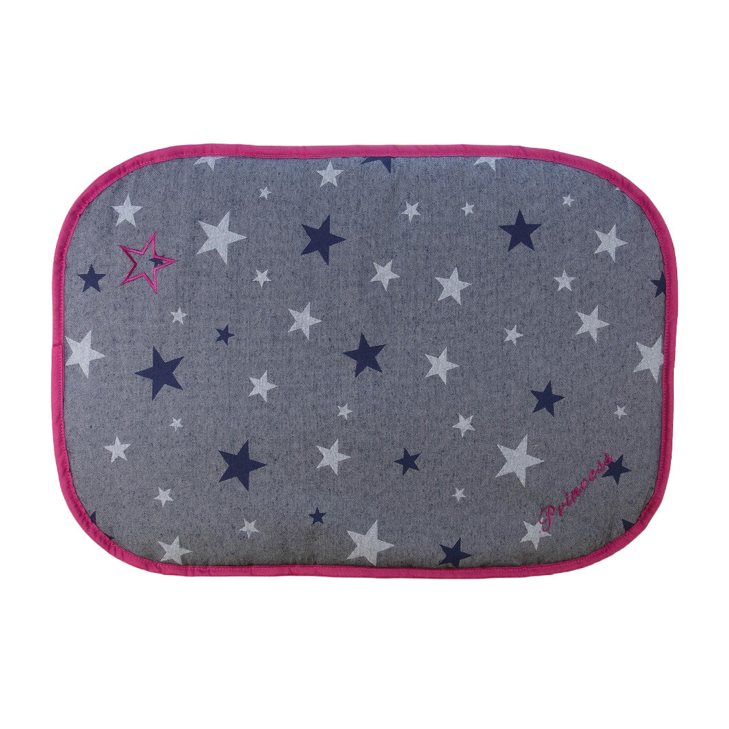 Dog Bed To Go LIGHT Hundereisebett mit jeansblauer Liegefläche im Sternendekor, pinker Einfassung und pinker Namensstickerei.