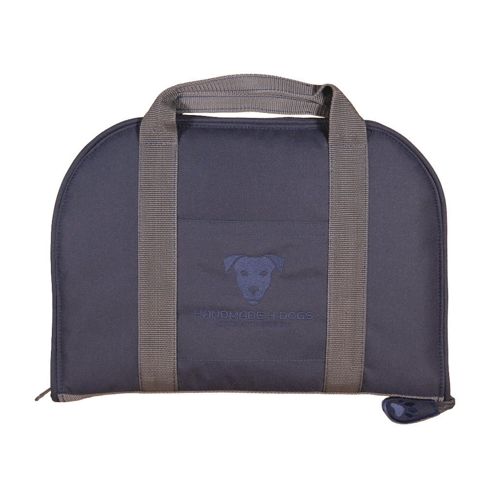 Geschlossenes Dog Bed To Go Hundereisebett in Navyblau mit grauen Nylon-Tragegurten, Fronttasche und gesticktem handmade4dogs Logo.