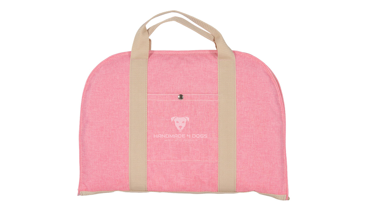 Geschlossenes Hundereisebett Dog Bed To Go in Pink-Rosa mit beigen Tragegurten, Fronttasche und abgerundeter Taschenform.