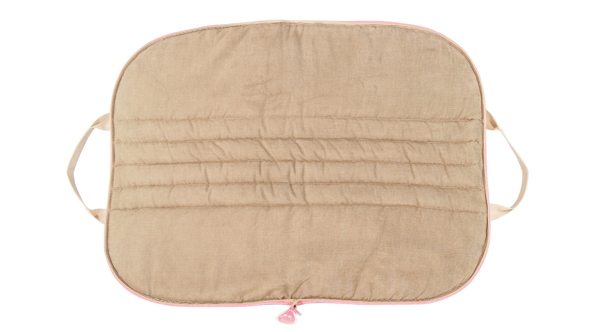 Geöffnetes Dog Bed To Go Hundereisebett mit taupefarbener Micro-Cord-Liegefläche, Rippensteppung und beigen Tragegurten.