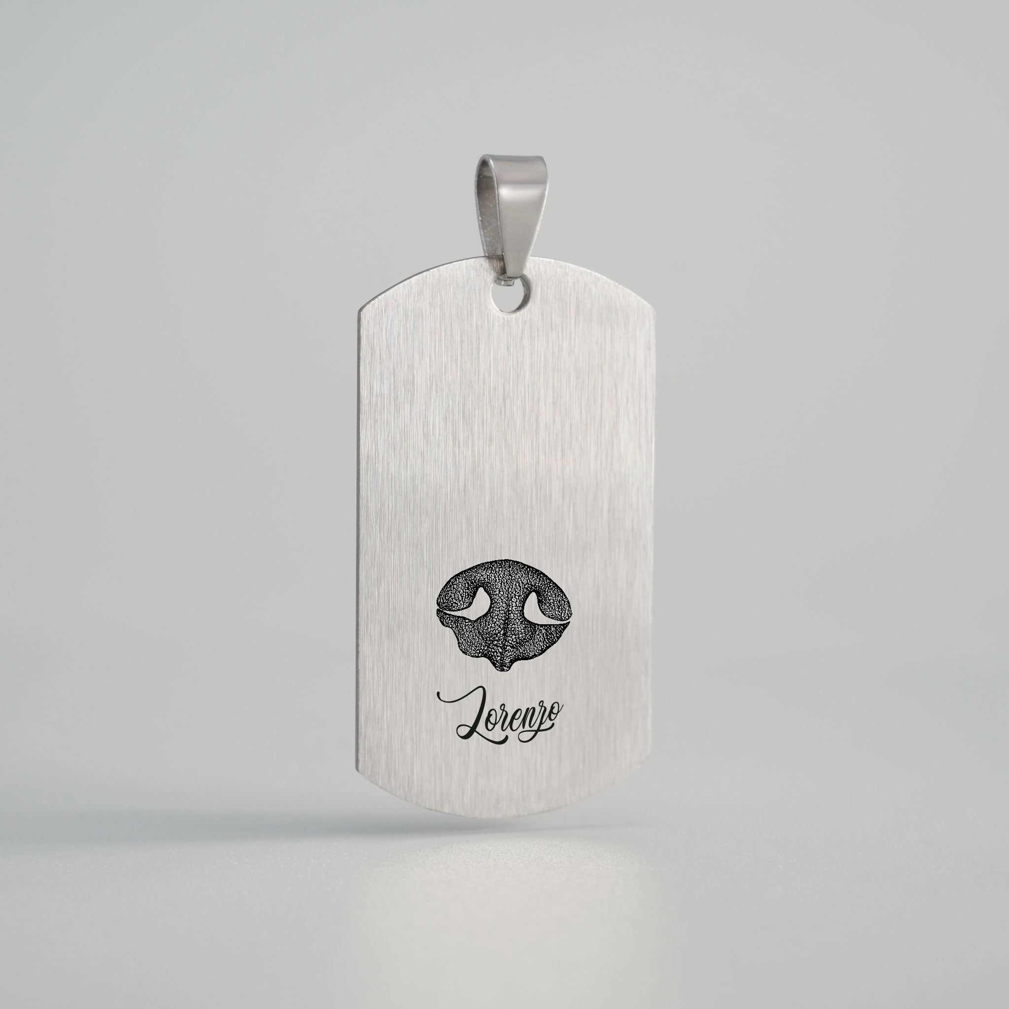 Matte Seite eines Dog Tags mit personalisierter Hundegravur Lorenzo