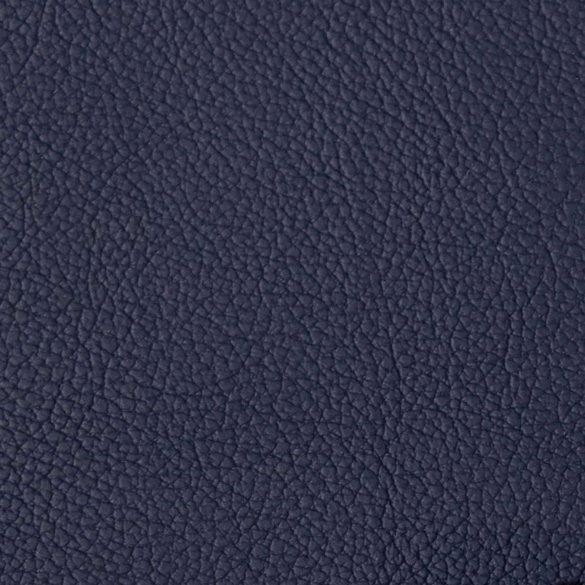Nahaufnahme des exklusiven marinablauen Rindsnappas dieses Travel Wallets.