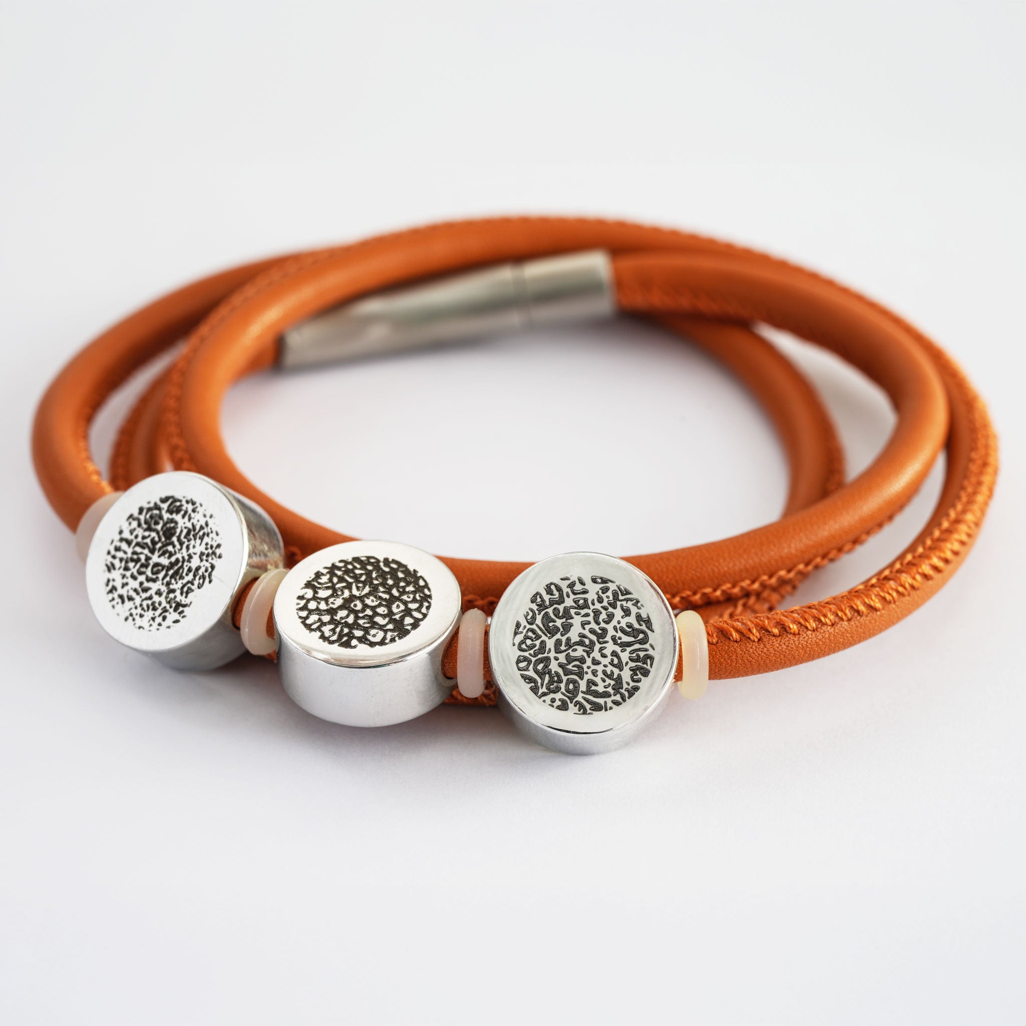 Mehrreihiges Lederarmband in Cognac mit drei silbernen Gravur-Perlen für Hundenasen-, Finger- oder Fußabdrücke