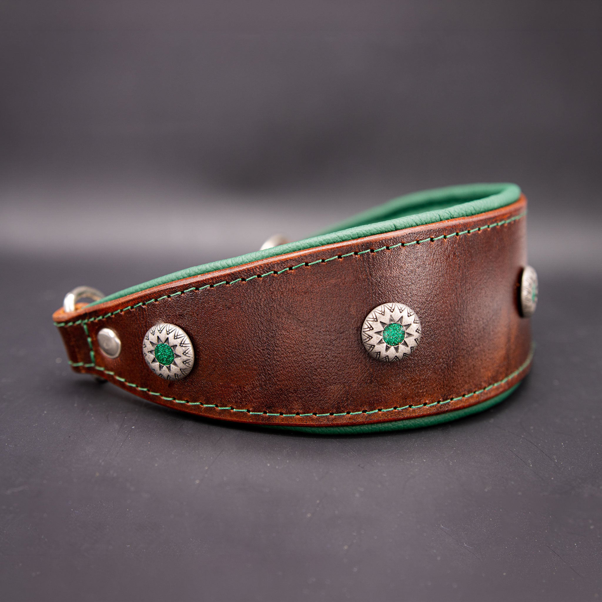 Seitenansicht des Modells Eye zeigt die hochwertige Polsterung und Altsilber-Elemente