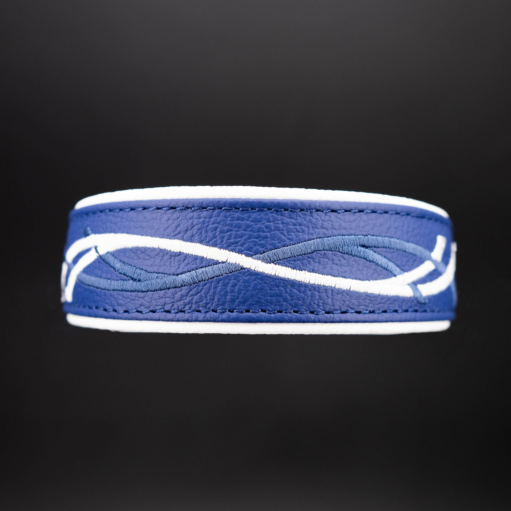 Blau-weißes Lederhalsband in Fischform mit Stickerei Frontansicht