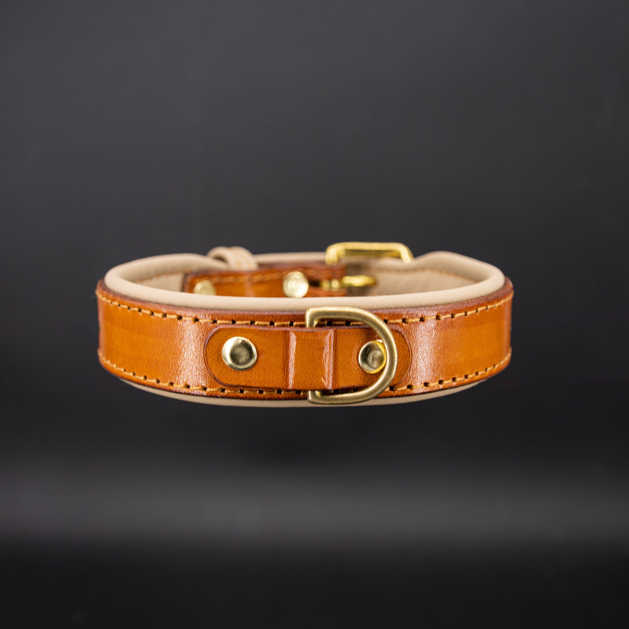 Handgefertigtes Hundehalsband Fleur aus Leder in Cognac mit Messing-D-Ring