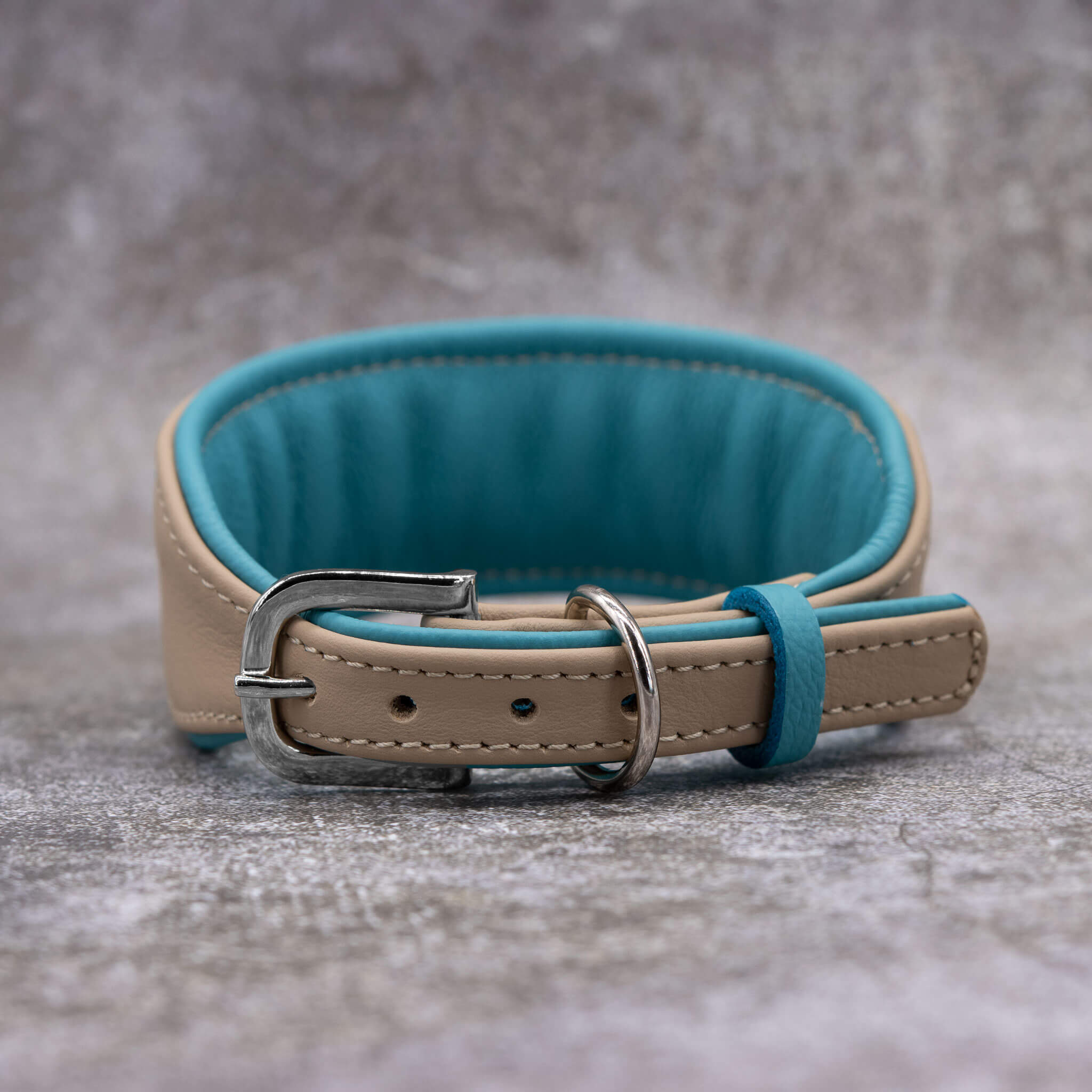 Verschluss-Detail und D-Ring des handgefertigten Lederhalsbands