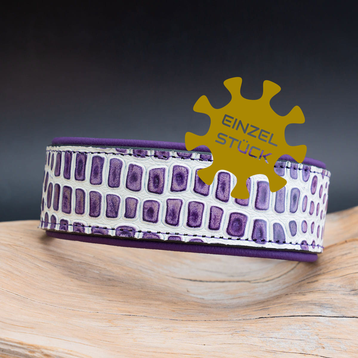Exklusives Hunde-Lederhalsband in Kroko-Optik Weiß und Lila von handmade4dogs, markiert als Einzelstück