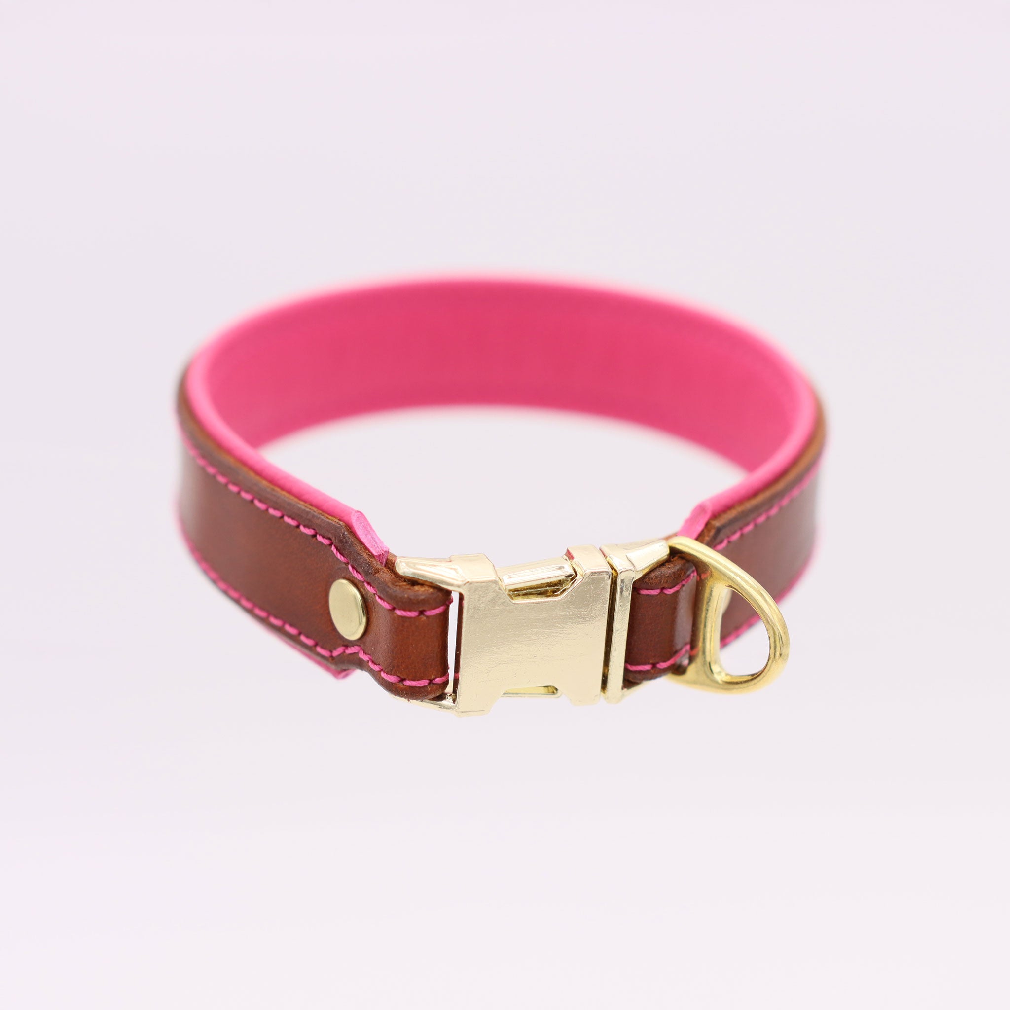 Hochwertiger Messing-Steckverschluss an einem braun-pinken Hundehalsband