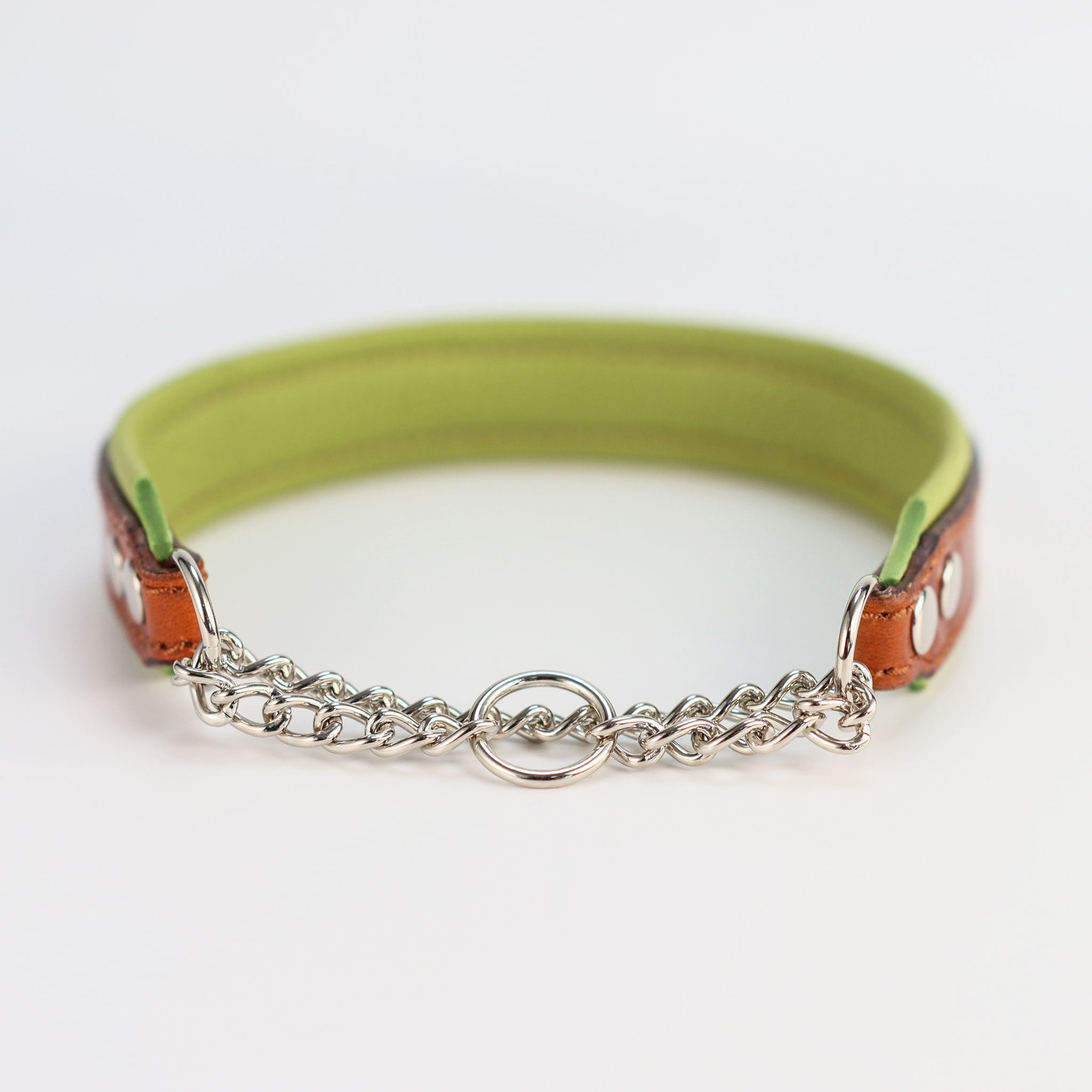 Hochwertiger Kettenzug-Verschluss (Martingale) an einem braunen Lederhalsband