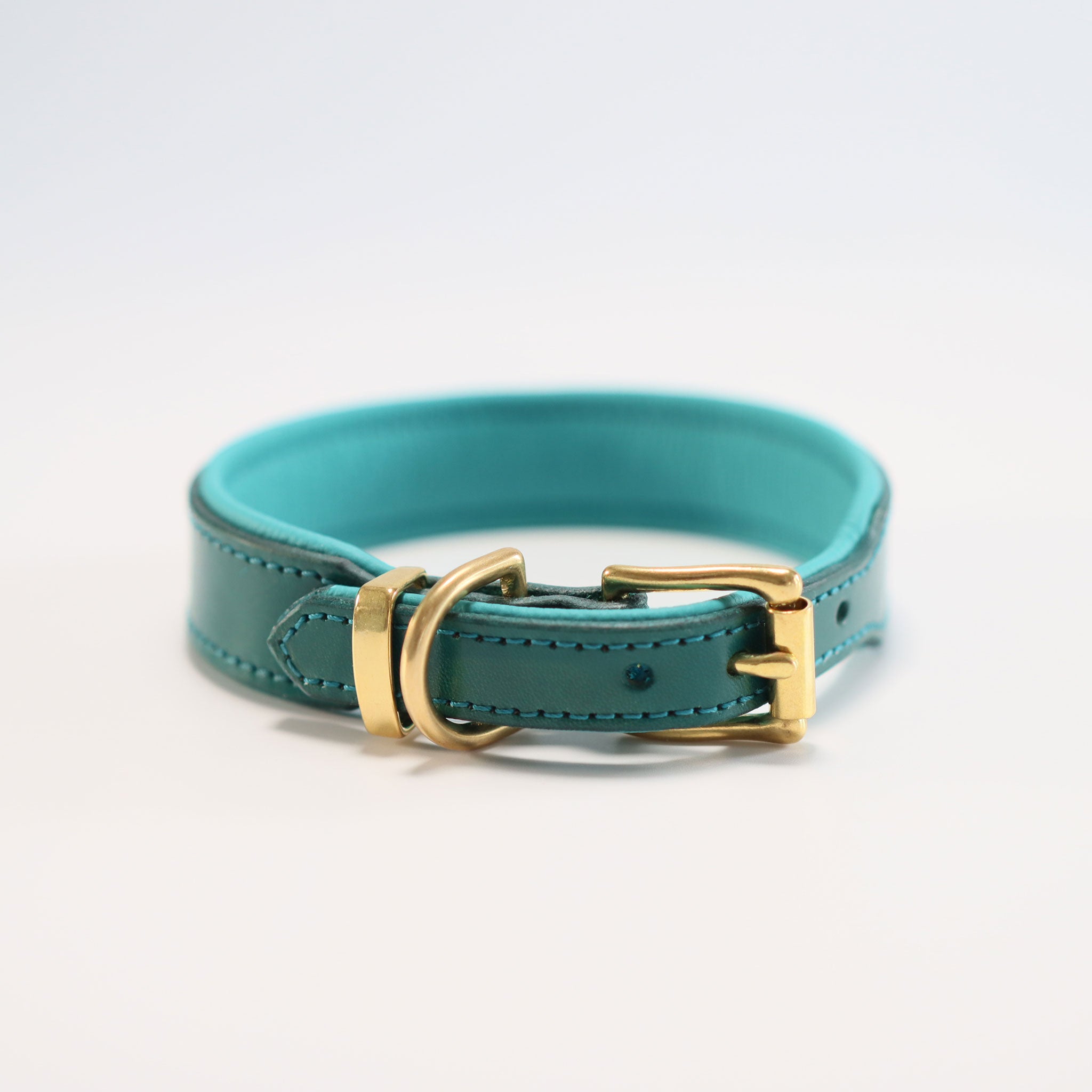 Detail Dornschließe Messing an handgefertigtem Lederhalsband Türkis