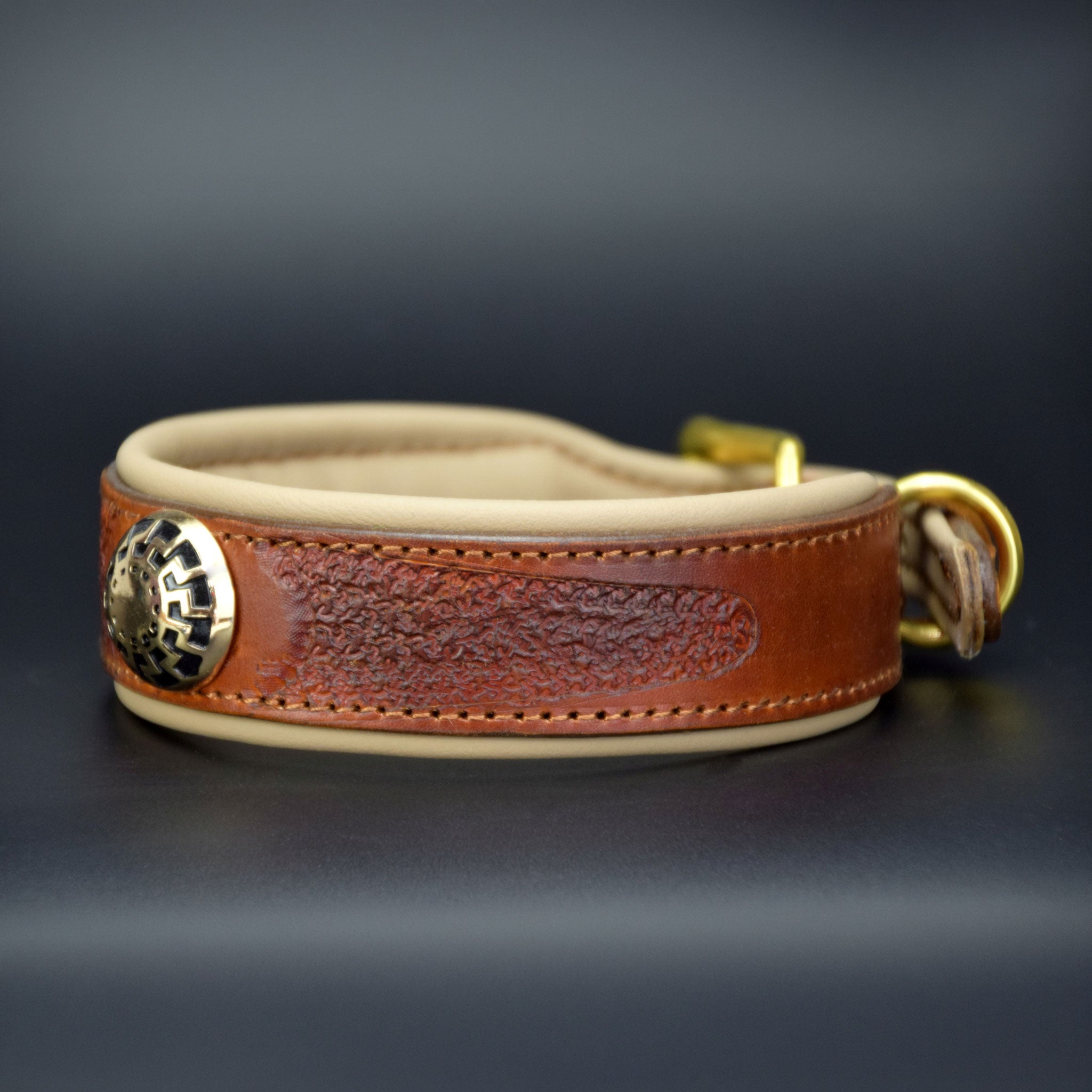 Seitenansicht des gepolsterten Hundehalsbands aus Rindnappa in Cappuccino