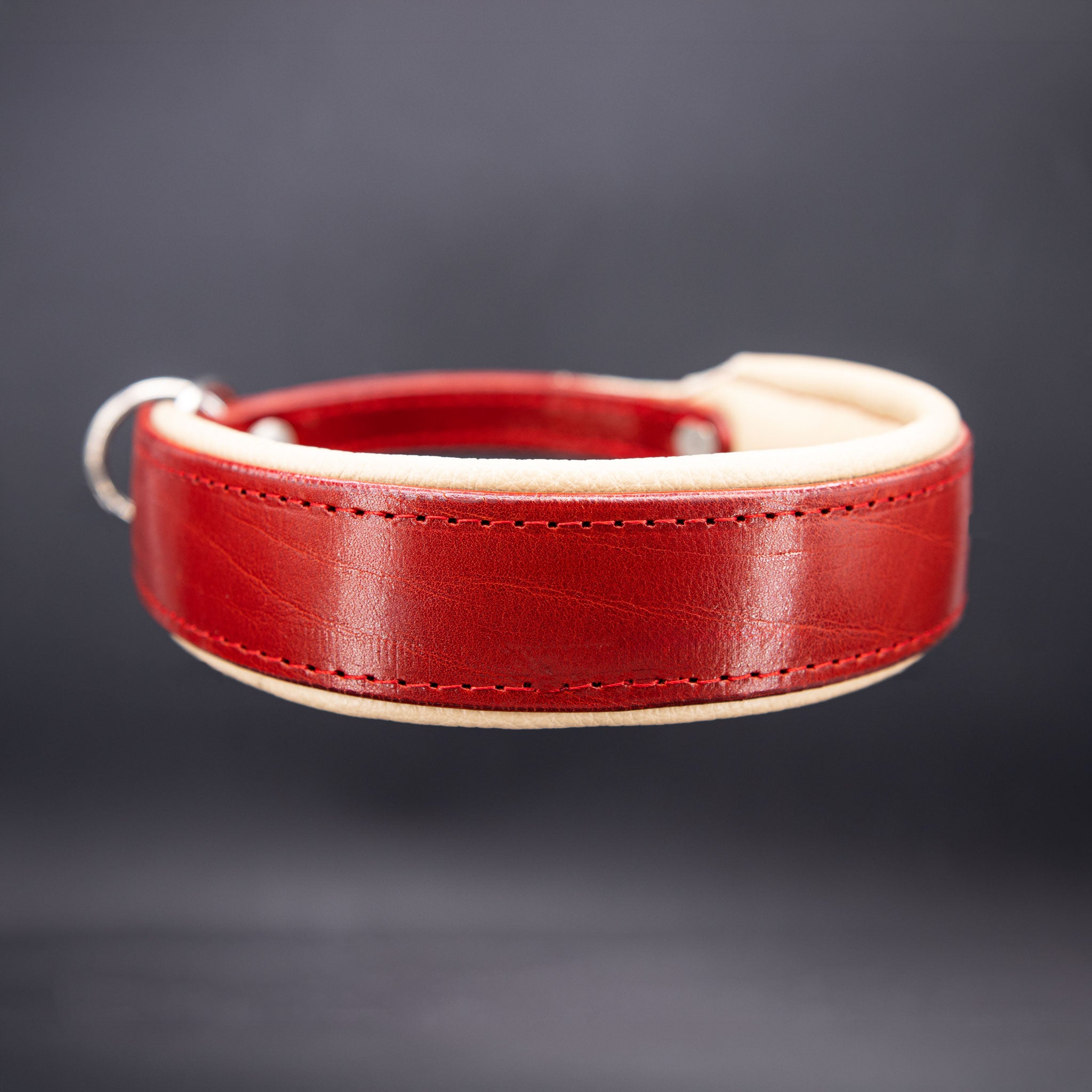Rotes Lederhalsband Wilde Hummel mit beigem Nappa-Futter in der Frontansicht.
